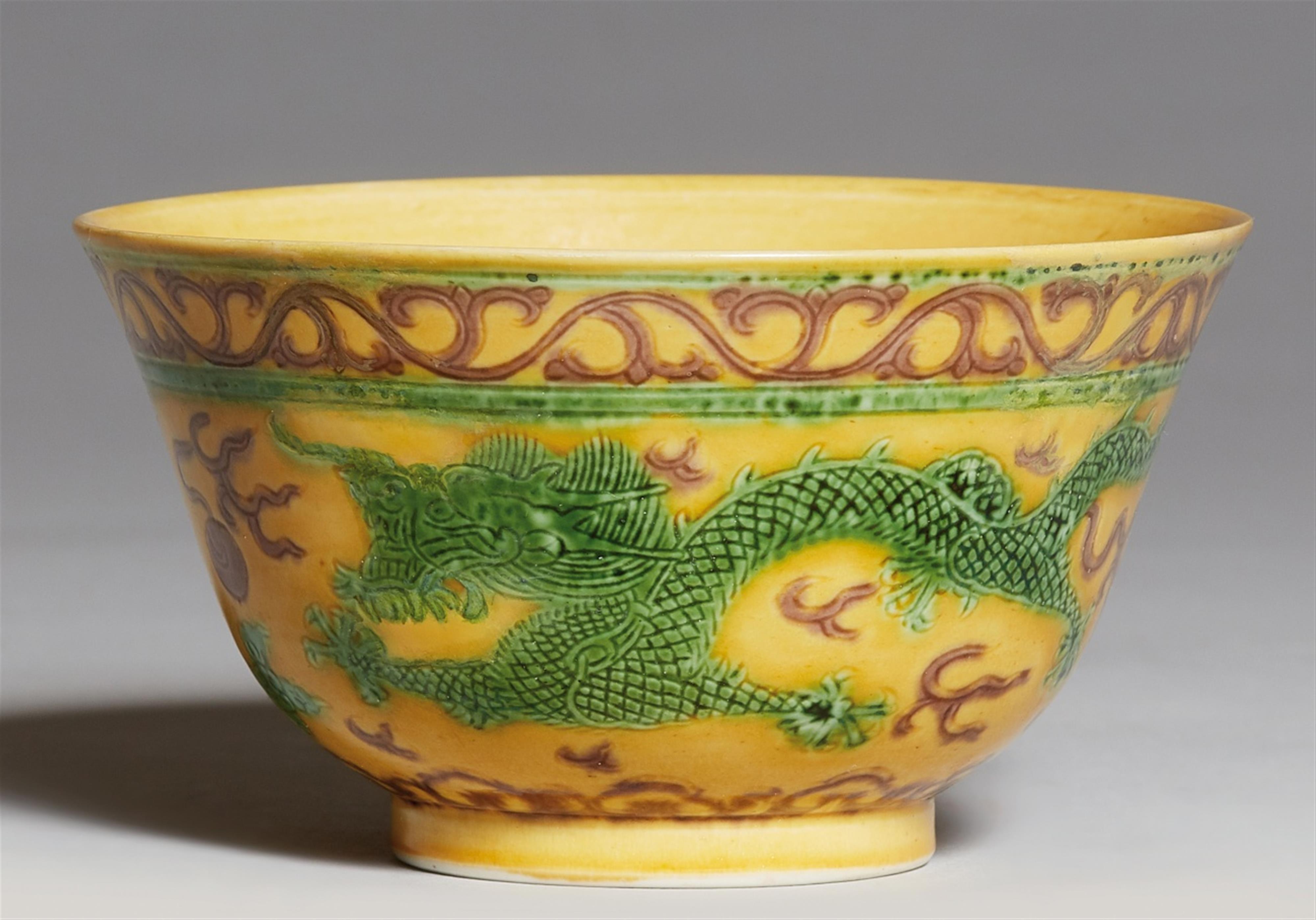 A green and aubergine-glazed yellow-ground dragon bowl. Guangxu period (1874-1908) - image-1