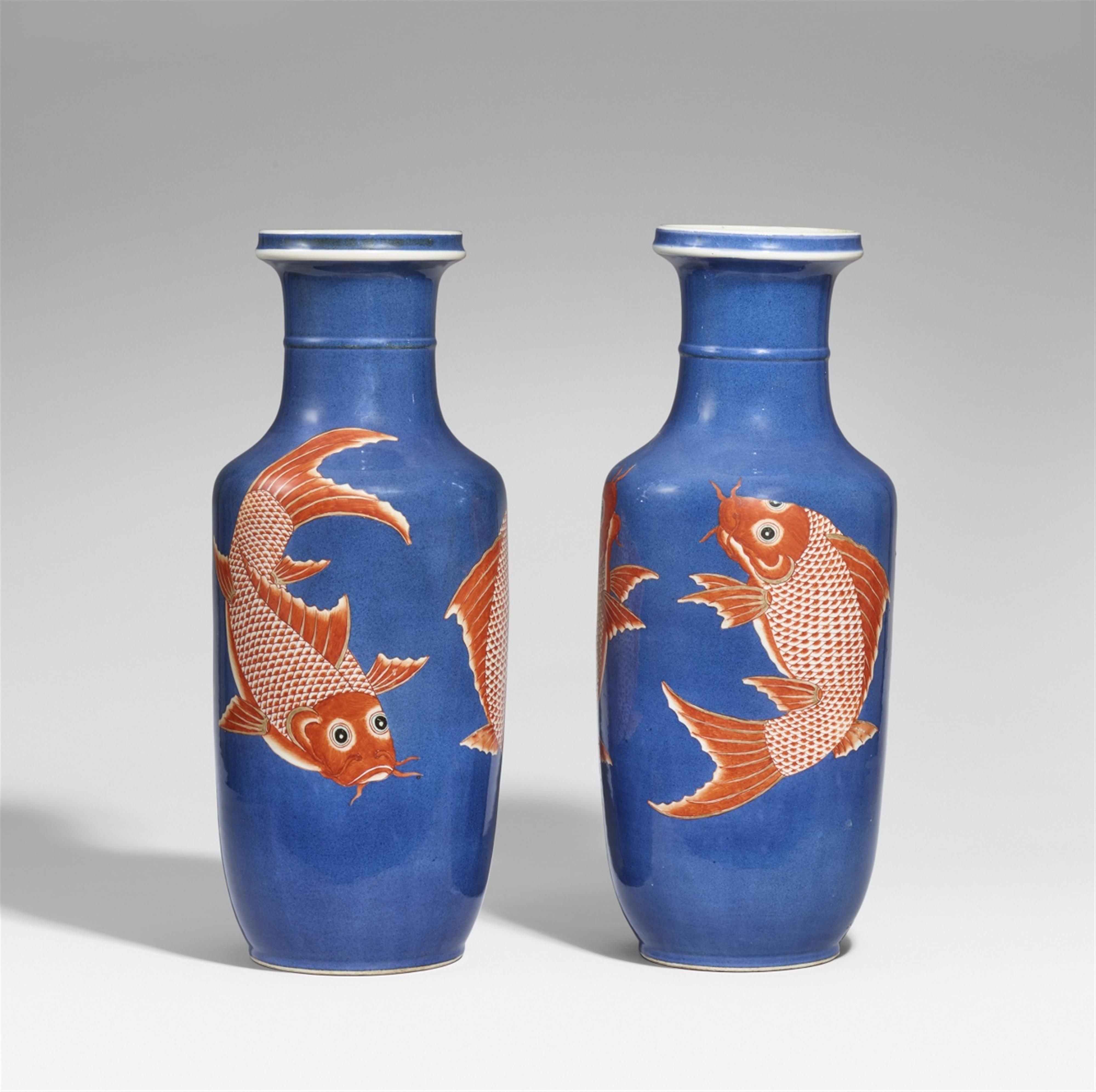 Paar puderblaue Rouleau-Vasen mit eisenrotem Fischdekor. Qing-Zeit (1644-1911) - image-1