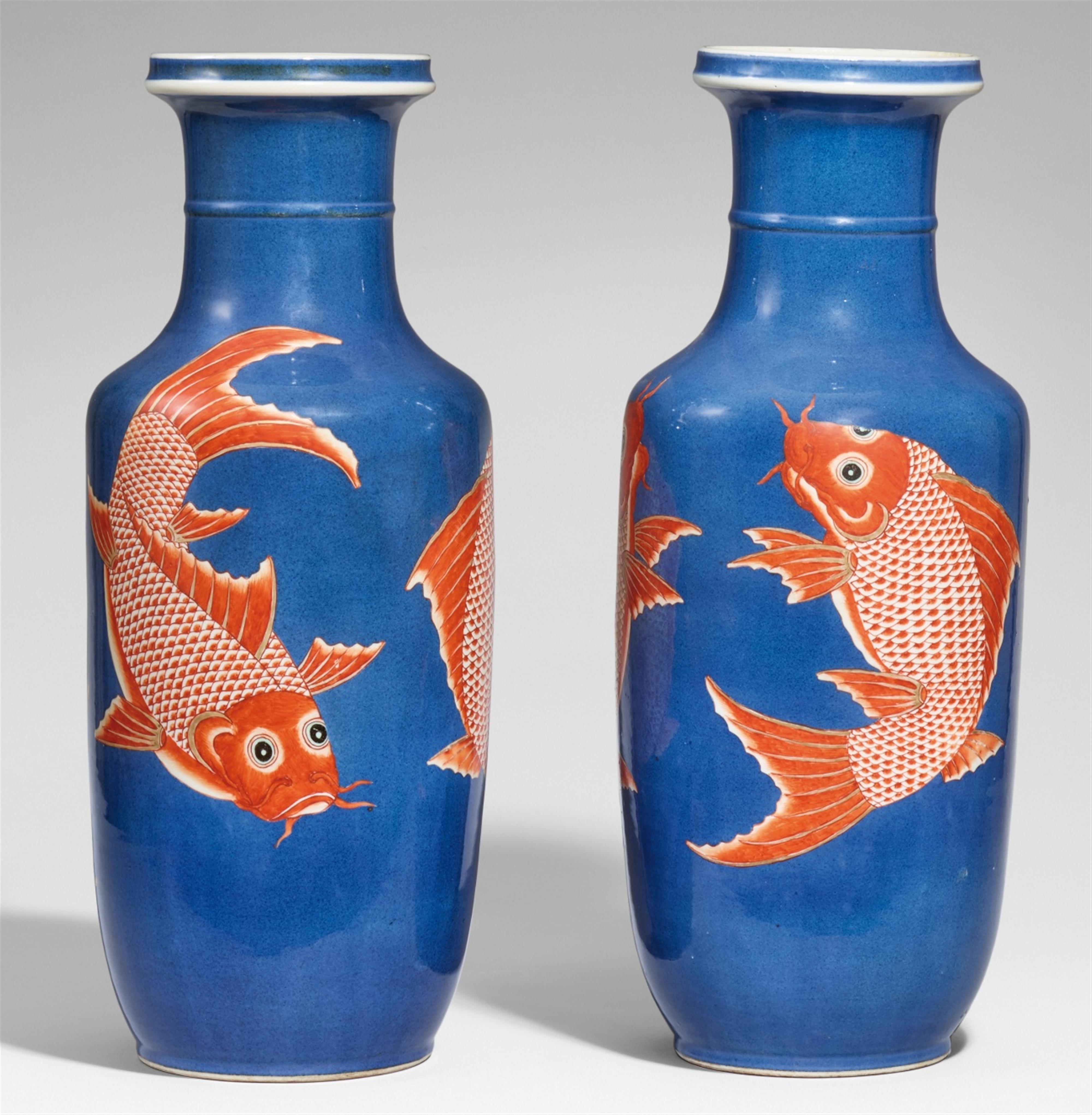 Paar puderblaue Rouleau-Vasen mit eisenrotem Fischdekor. Qing-Zeit (1644-1911) - image-2