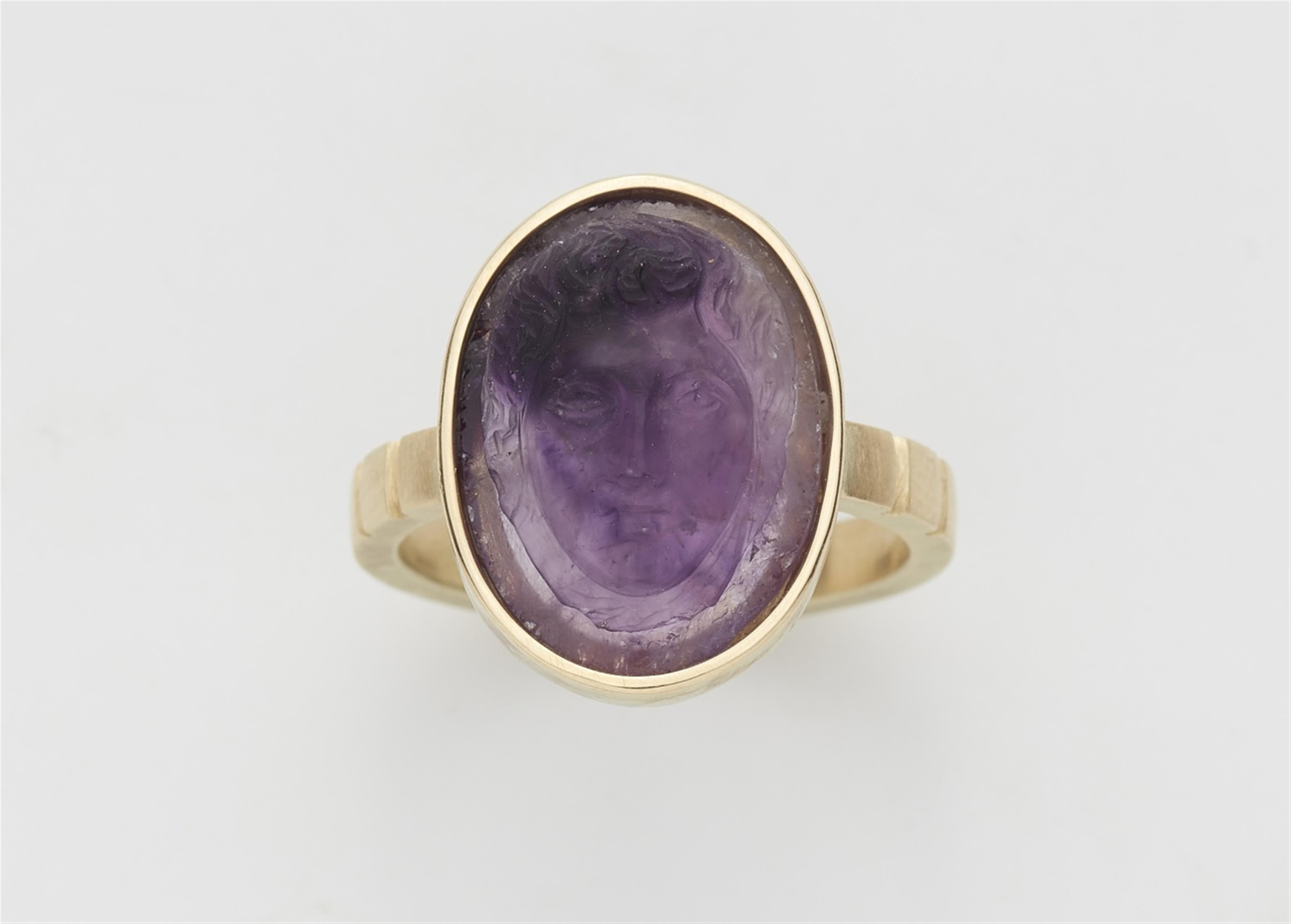 A 14k gold ring with an amethyst cameo - image-1