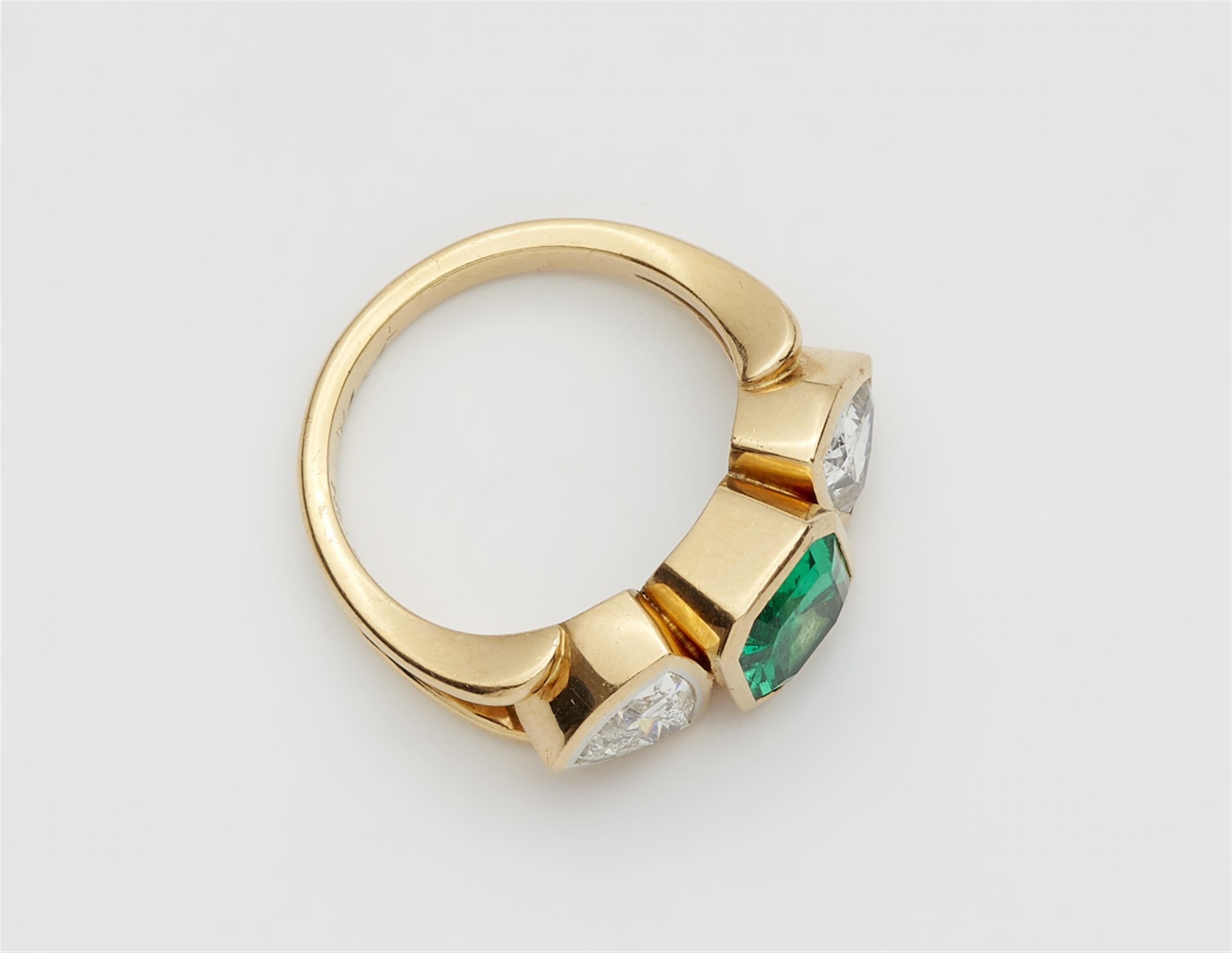 An 18k gold and emerald three stone ring - image-2
