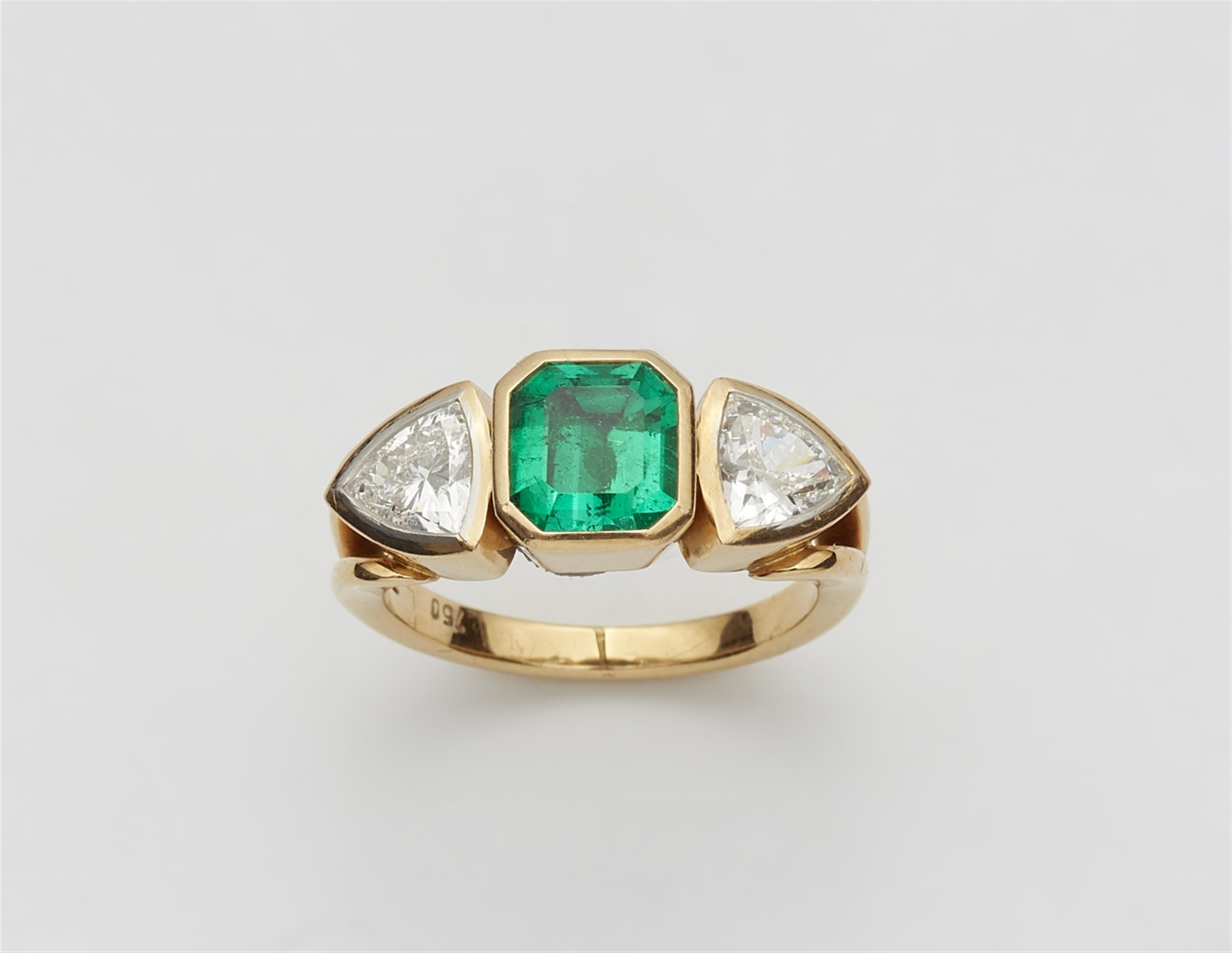 An 18k gold and emerald three stone ring - image-1