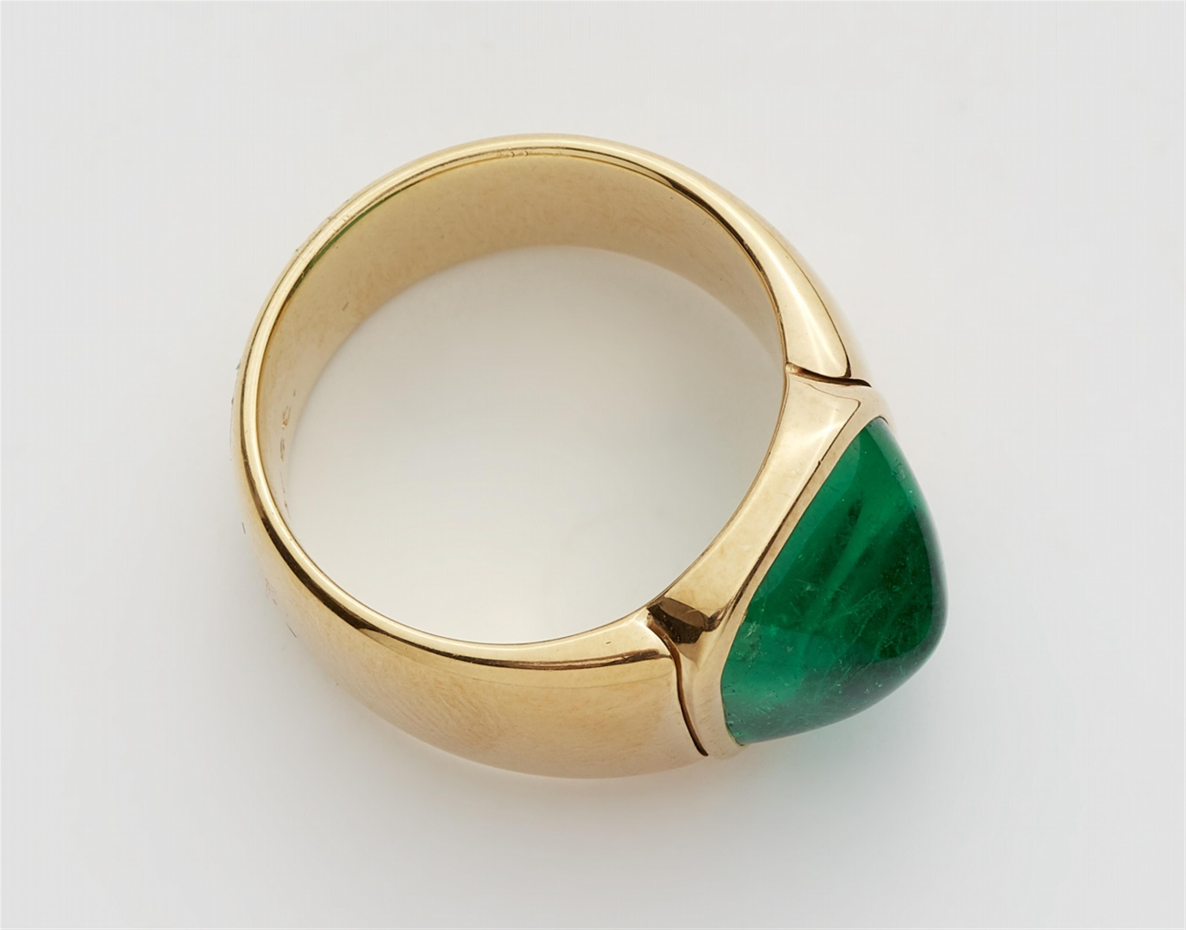 An 18k gold ring with a Colombian emerald - image-2