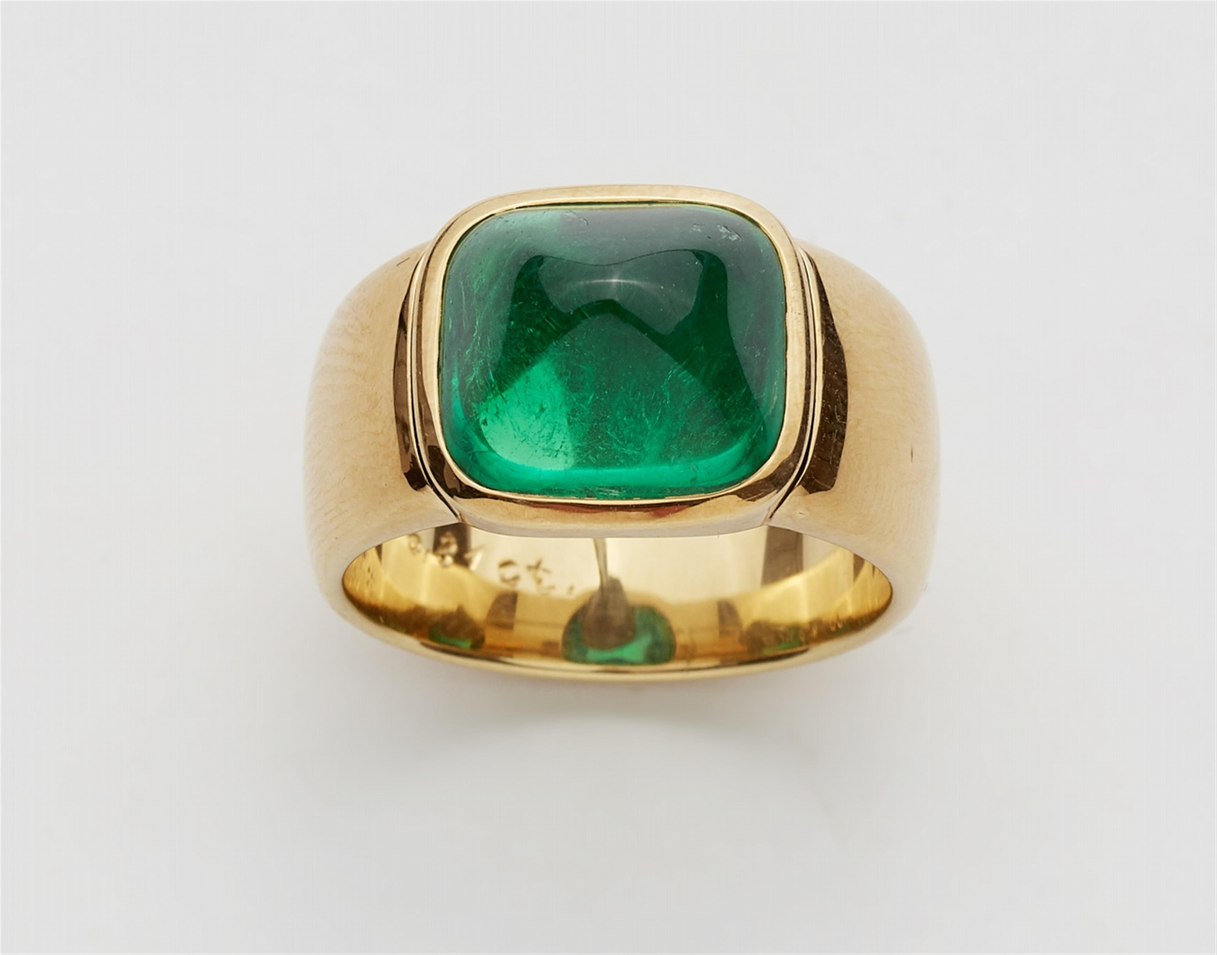 An 18k gold ring with a Colombian emerald - image-1
