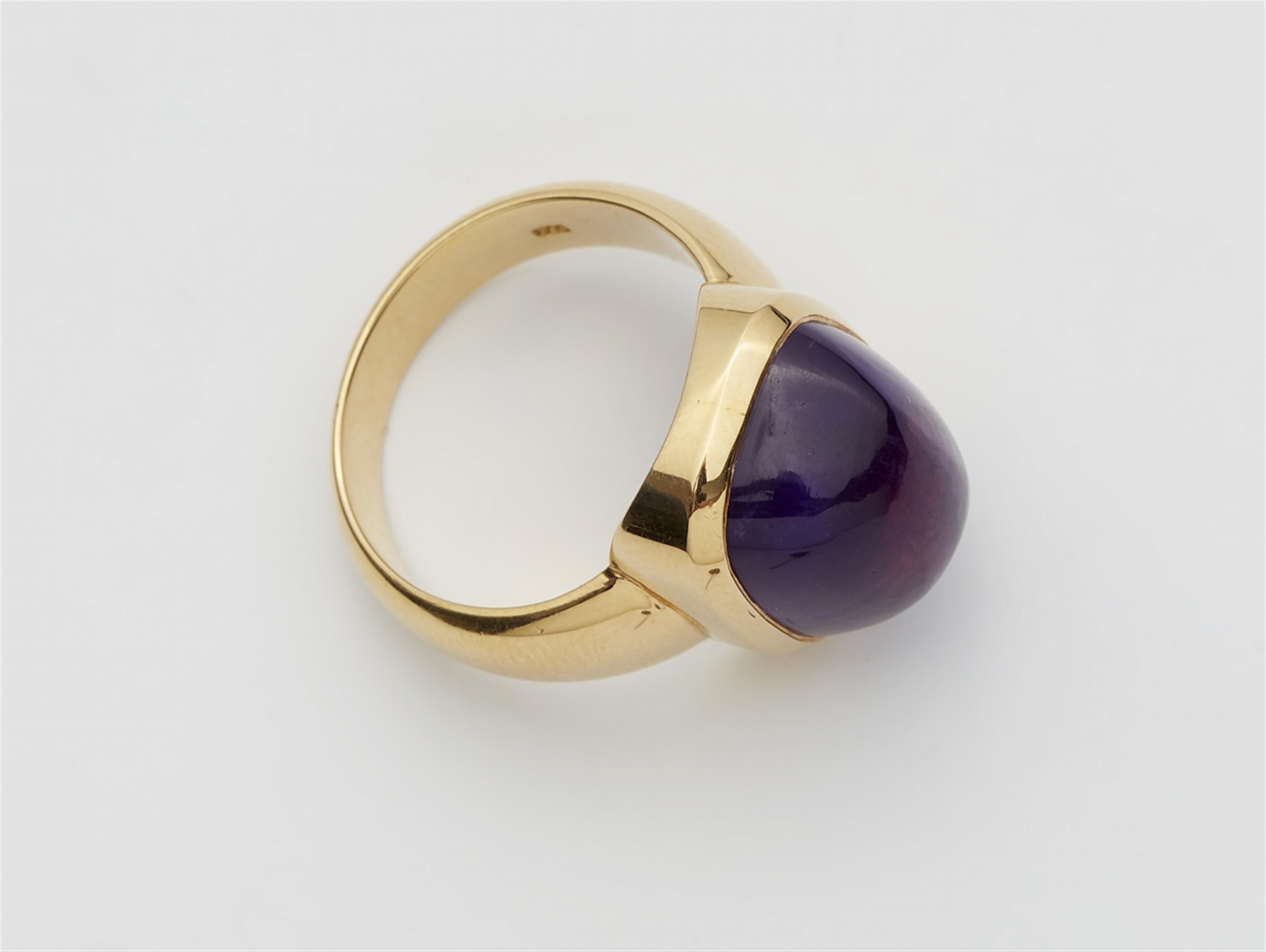 An 18k gold and amethyst ring - image-2