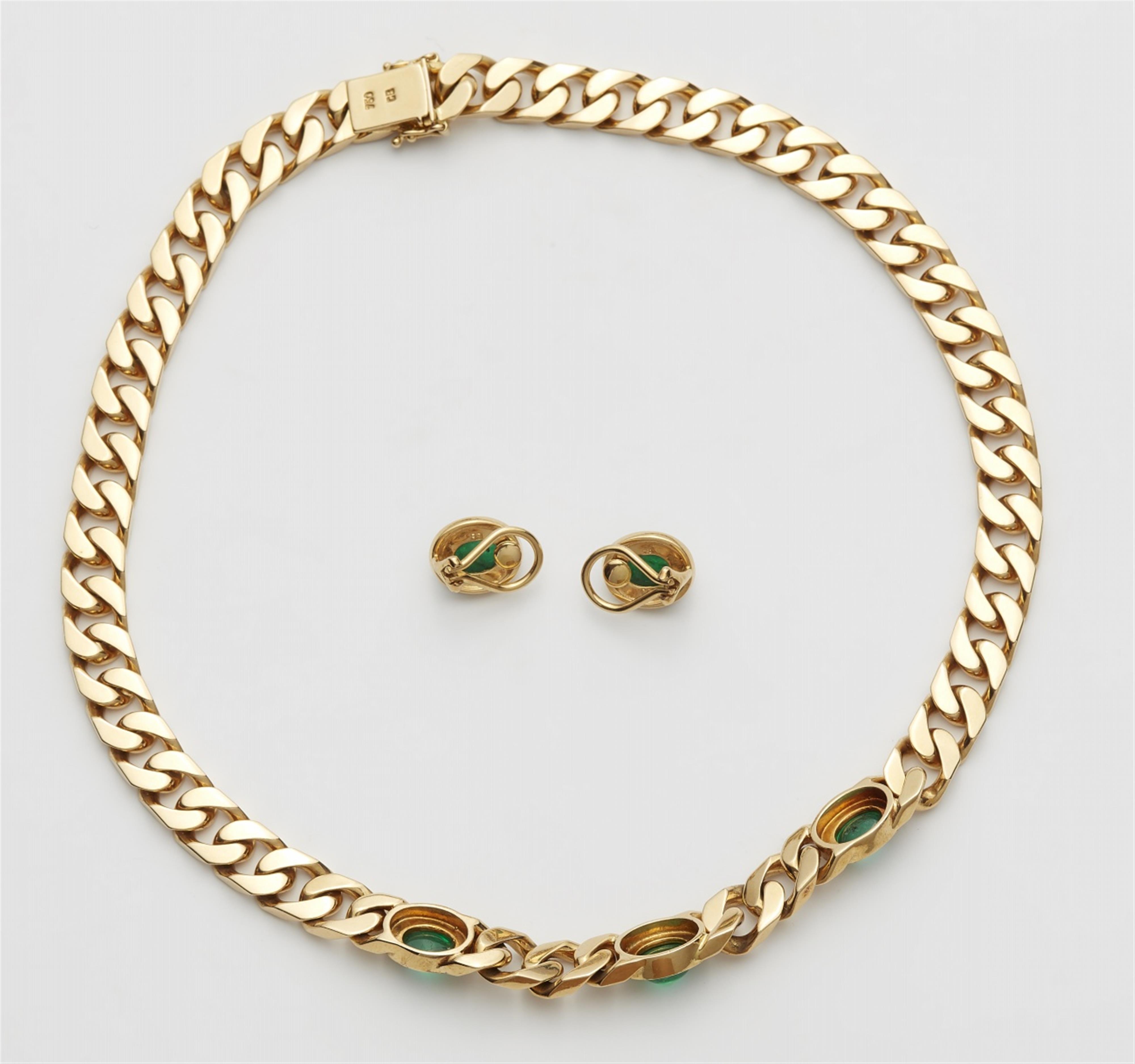 An 18k gold and emerald necklace and clip earrings - image-2