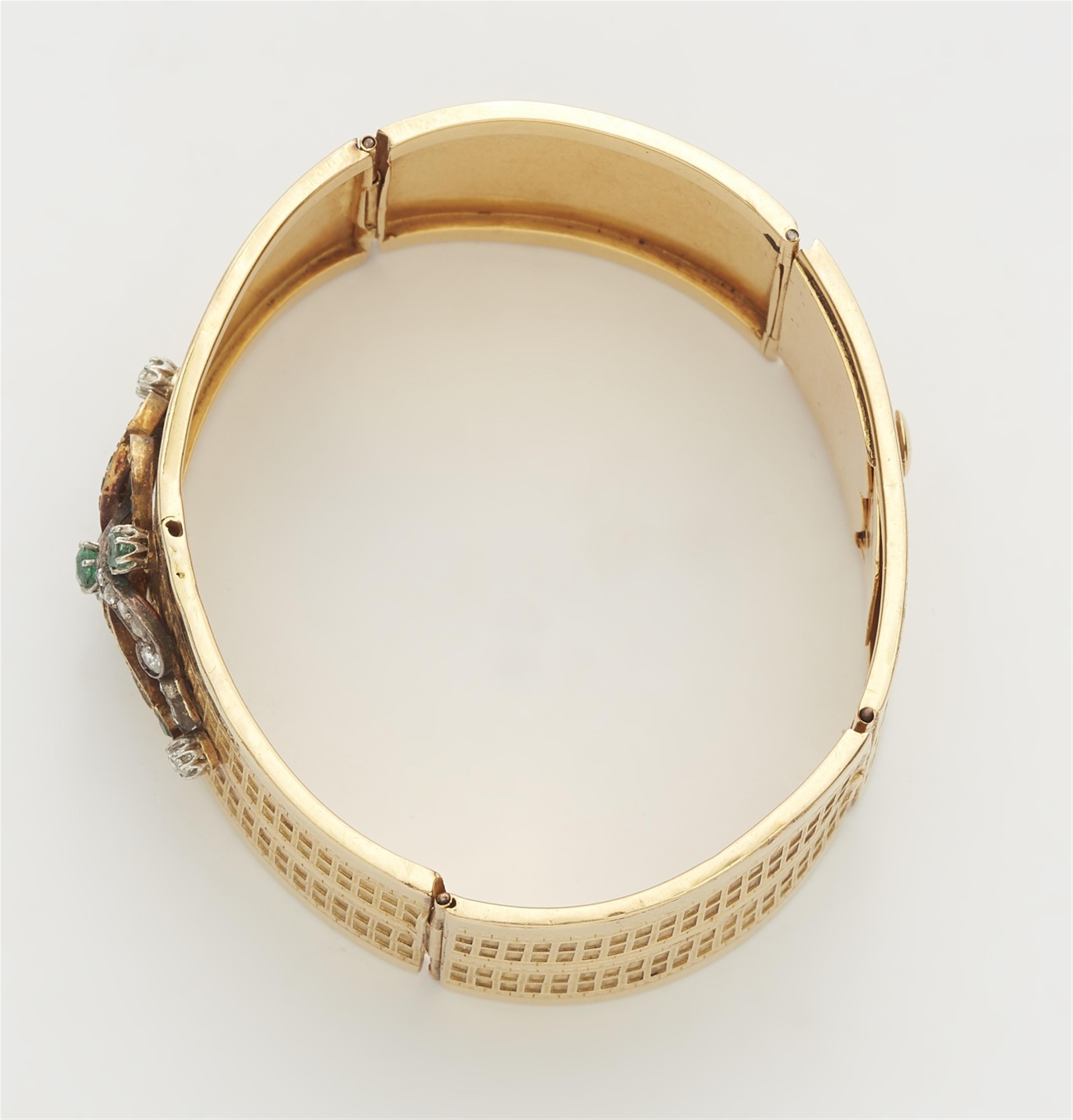 An 18k gold and emerald bangle - image-2