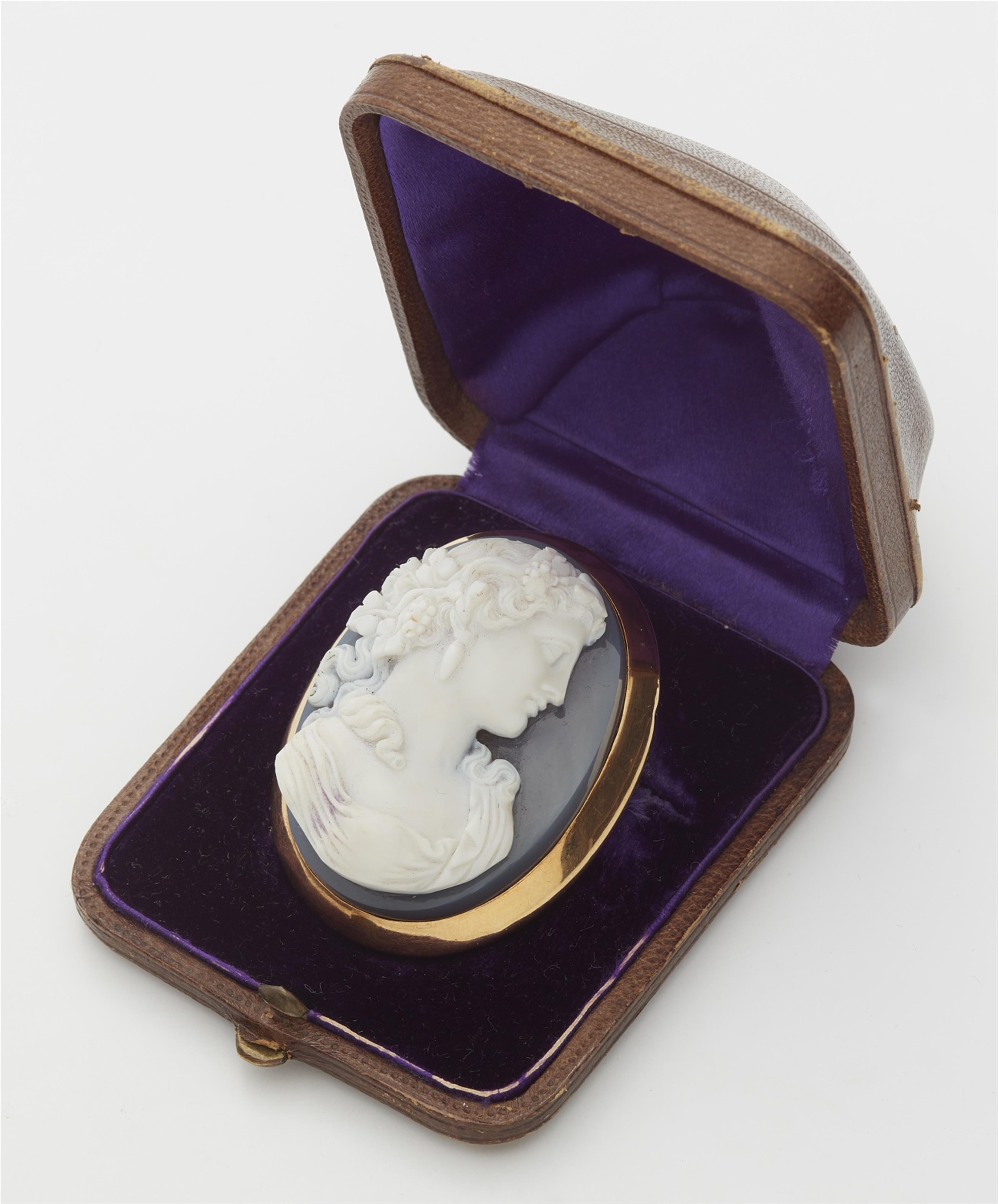An 18k gold agate cameo brooch - image-2