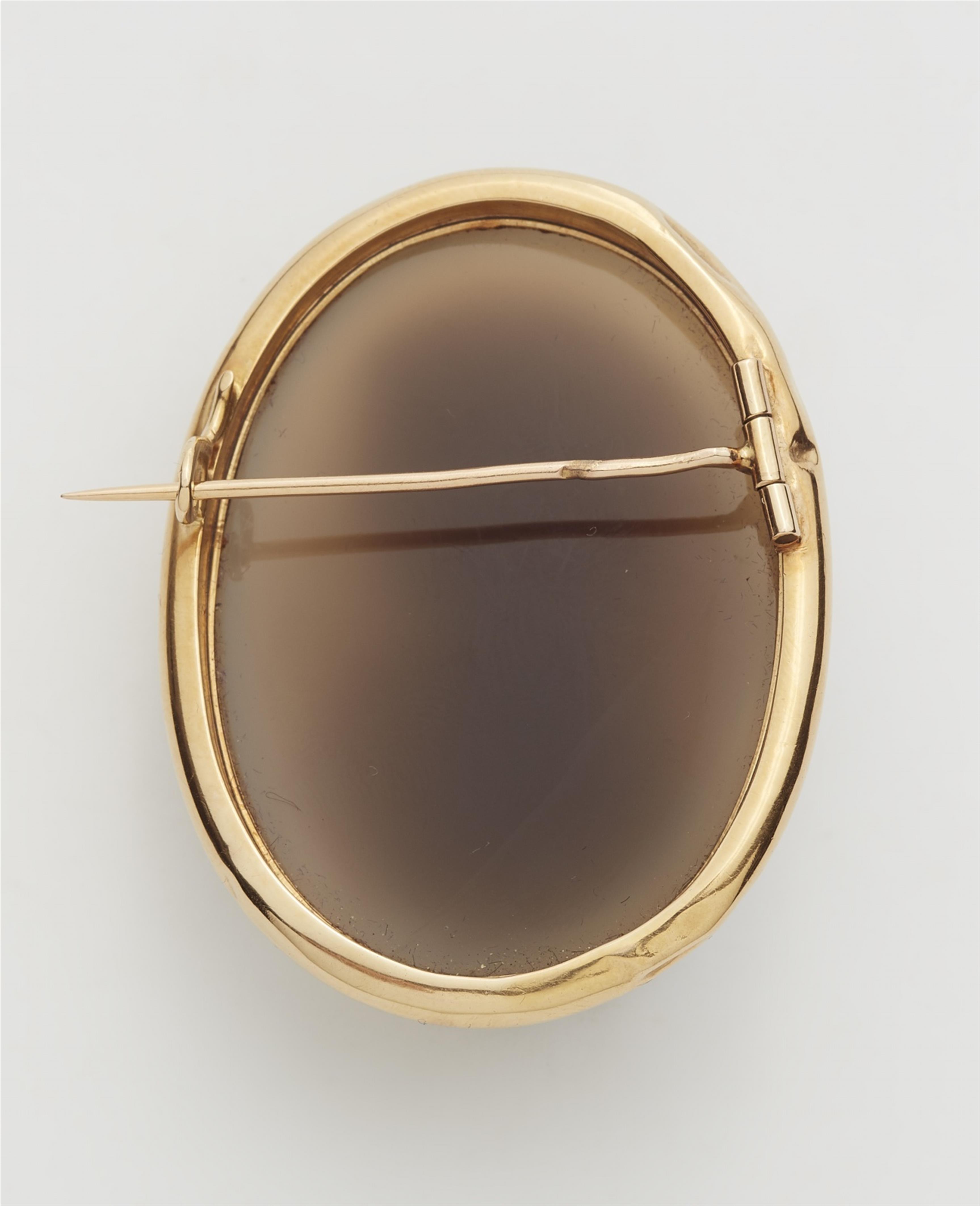 An 18k gold agate cameo brooch - image-3