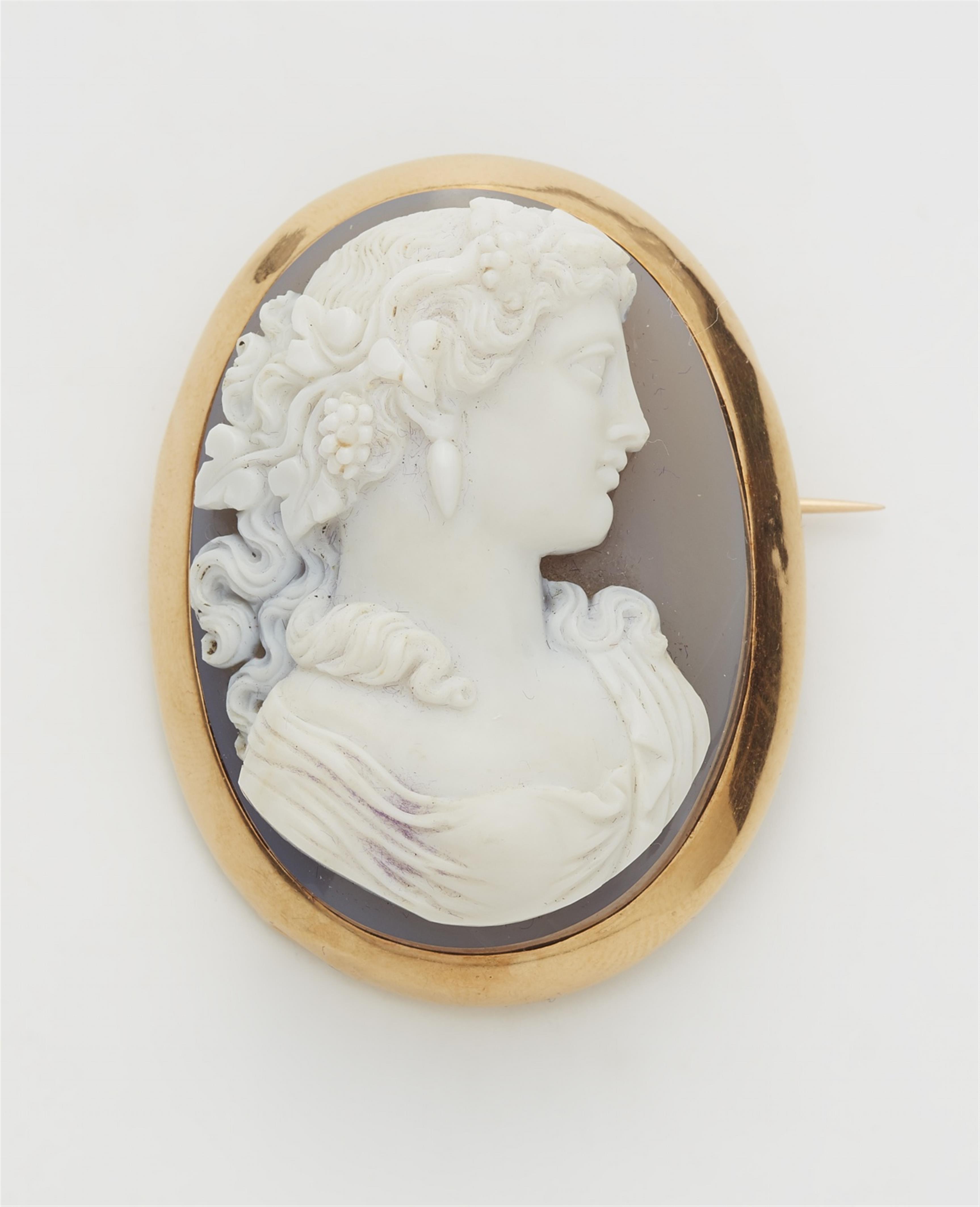 An 18k gold agate cameo brooch - image-1