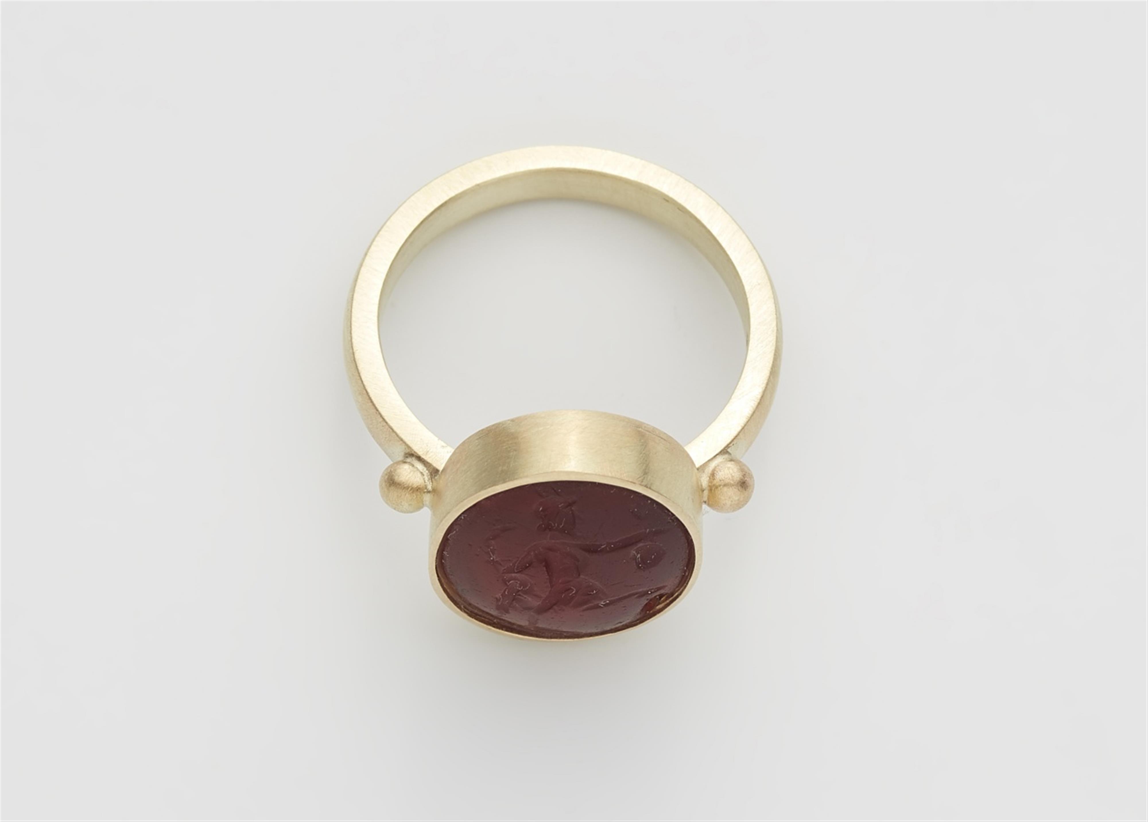 A 14k gold ring with a Roman intaglio - image-2