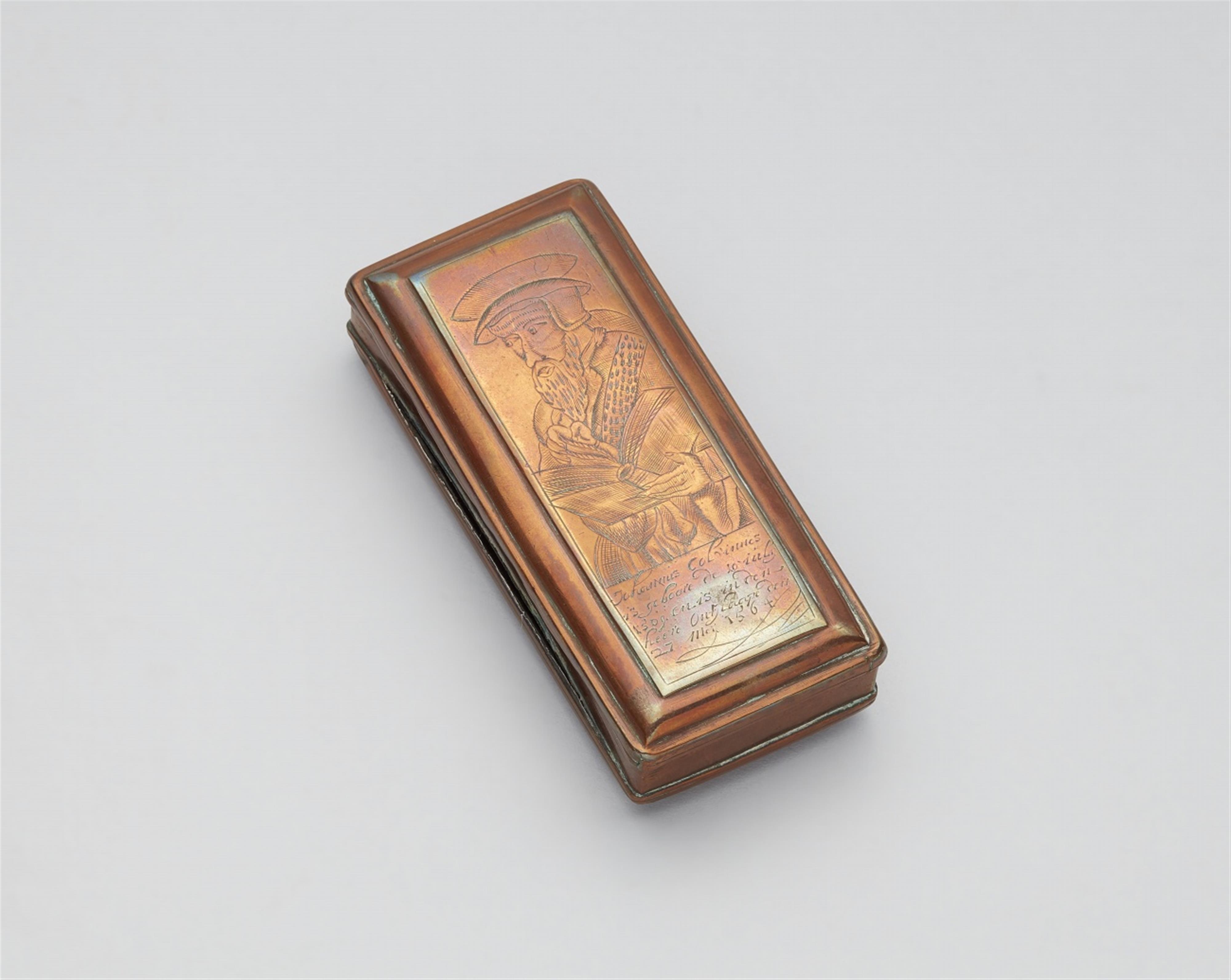 A Dutch gilt copper snuffbox with portraits of Jean Calvin and Martin Luther - image-1