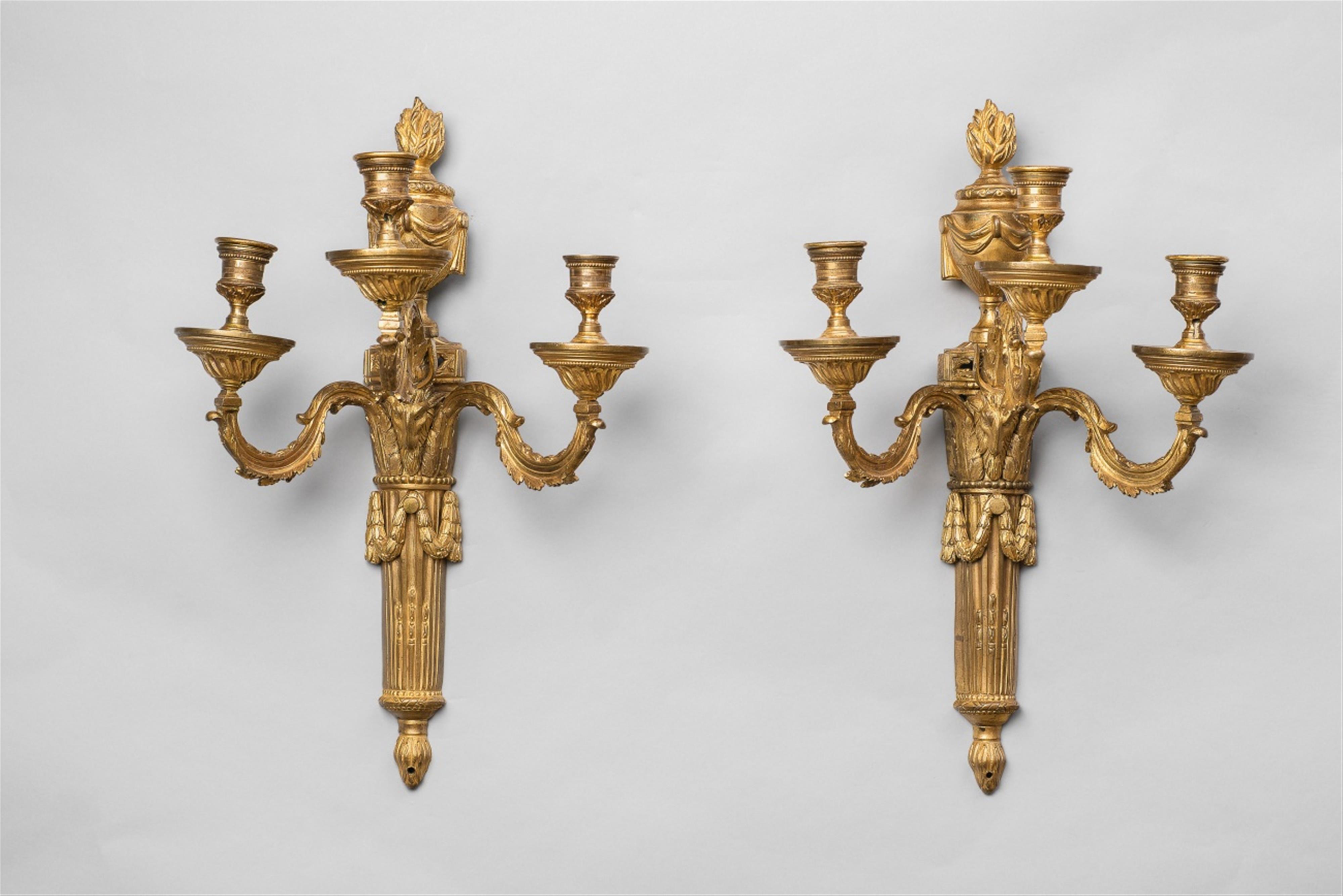A pair of Louis XVI ormolu appliques - image-1