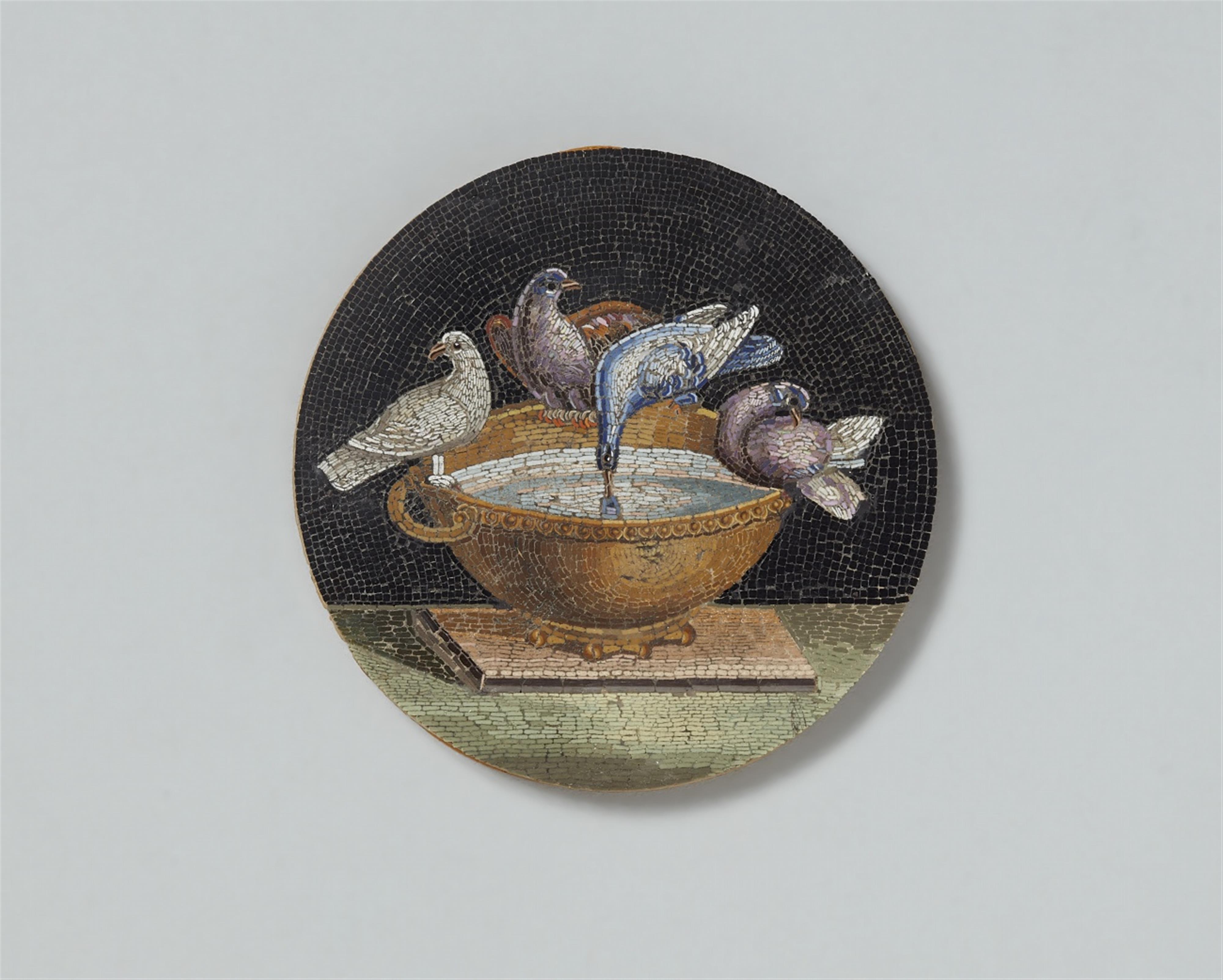 A round micromosaic box lid with the doves of Pliny - image-1