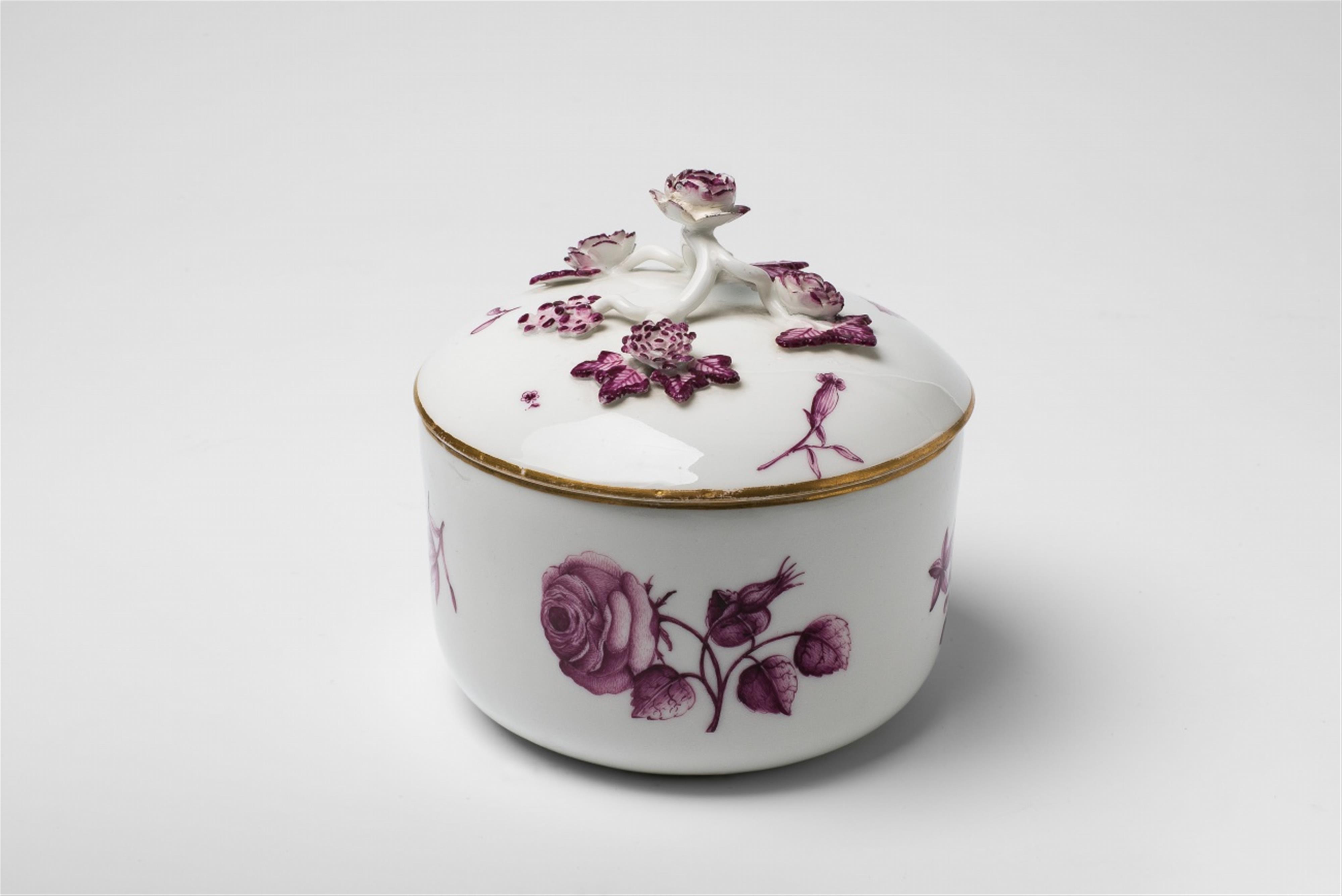 A Meissen porcelain box and cover with woodcut flowers - image-1