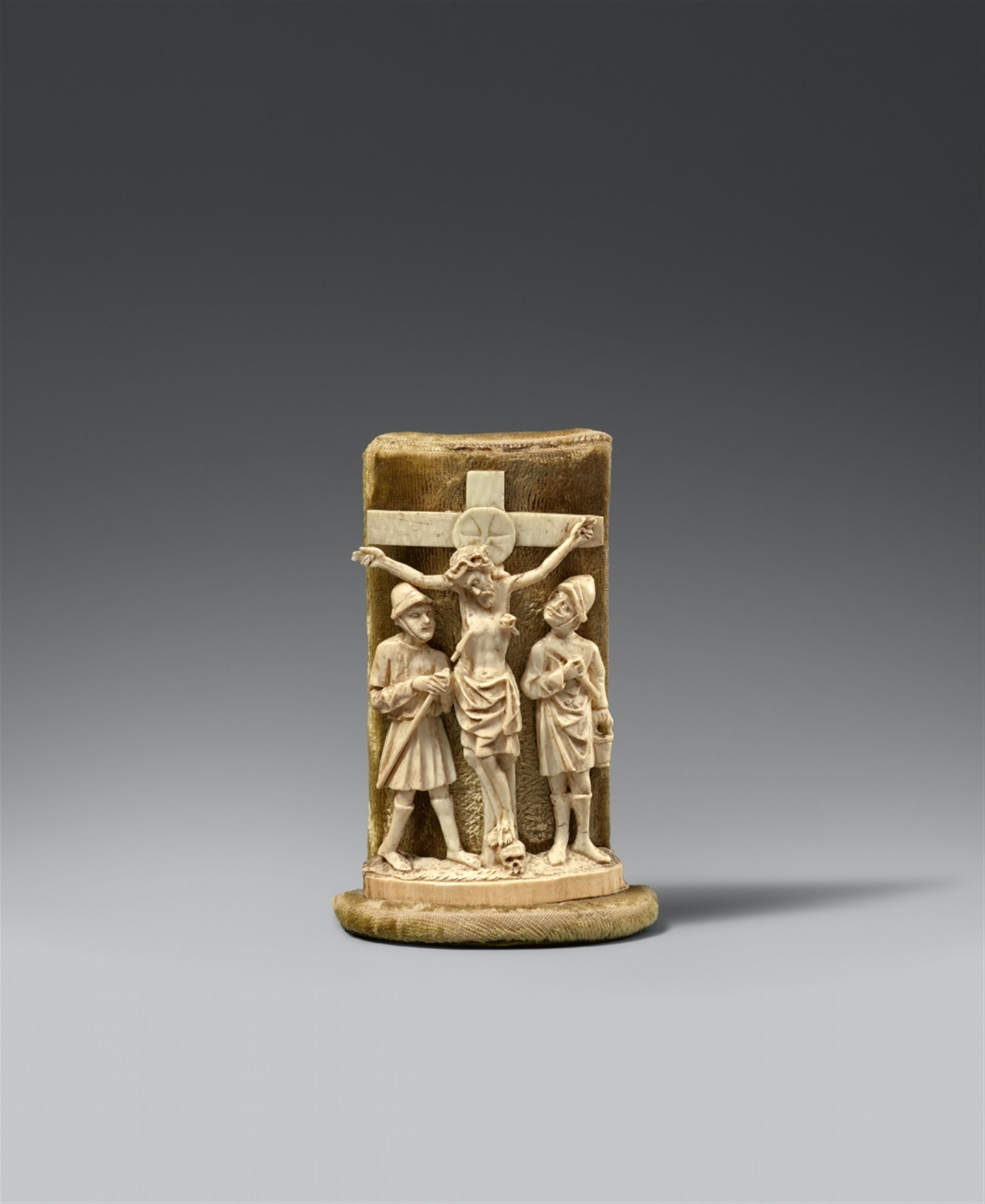 France early 15th century - An early 15th century French carved ivory Crucifixion relief - image-1