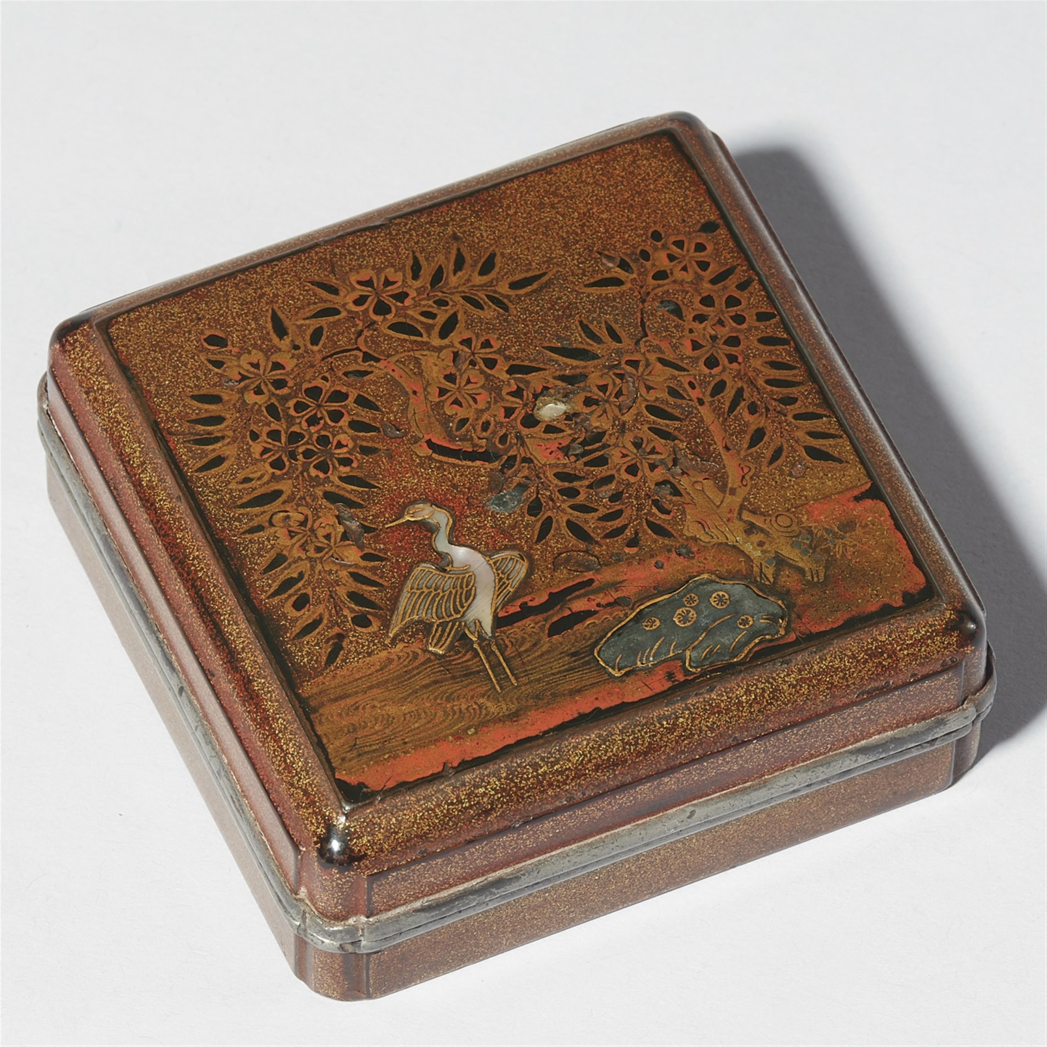 A lacquer incense box (kôgo). 16th/17th century - image-1