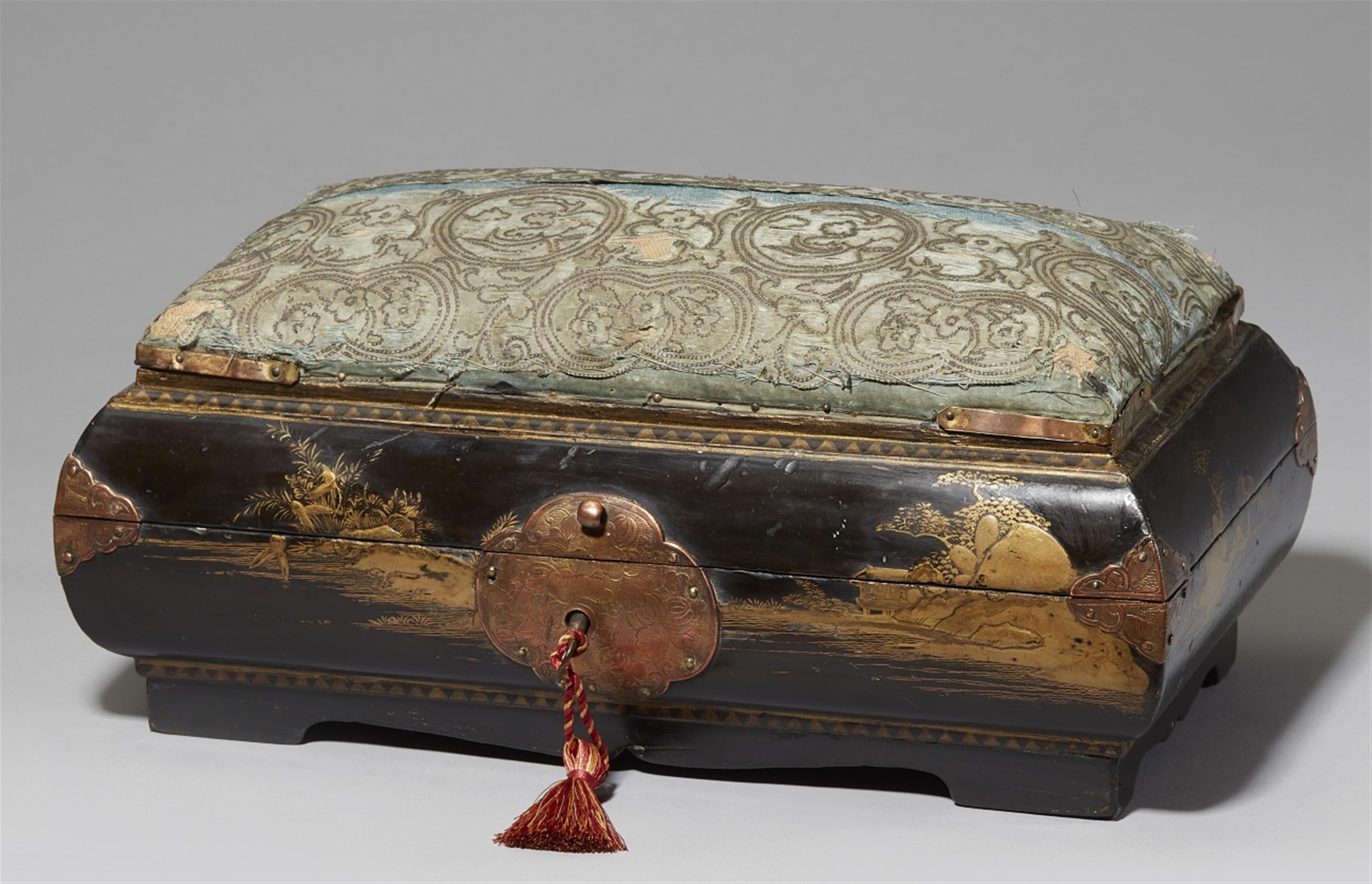 A lacquer sewing box. 17th/18th century - image-1