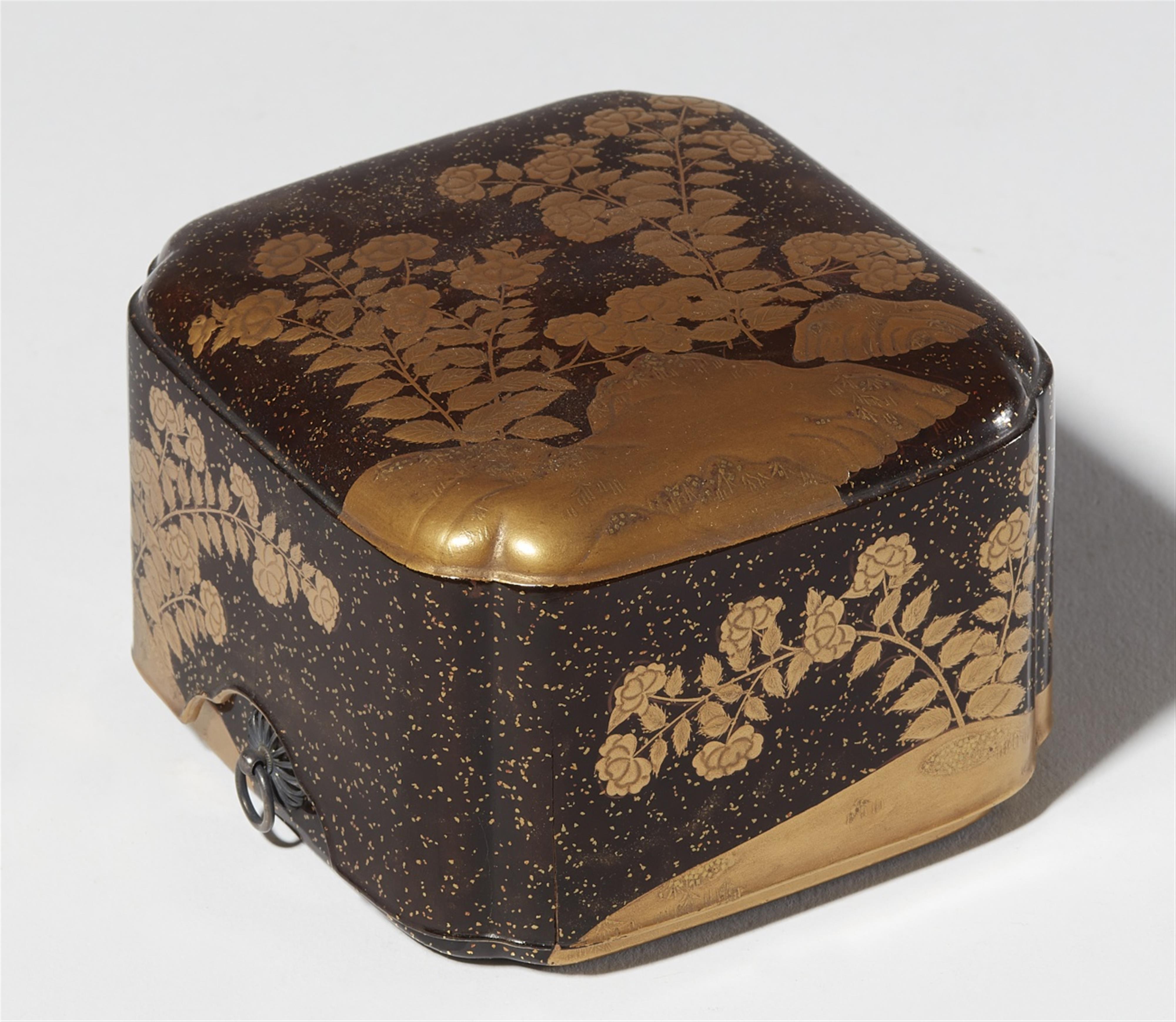 A small lidded lacquer box. 19th century - image-1