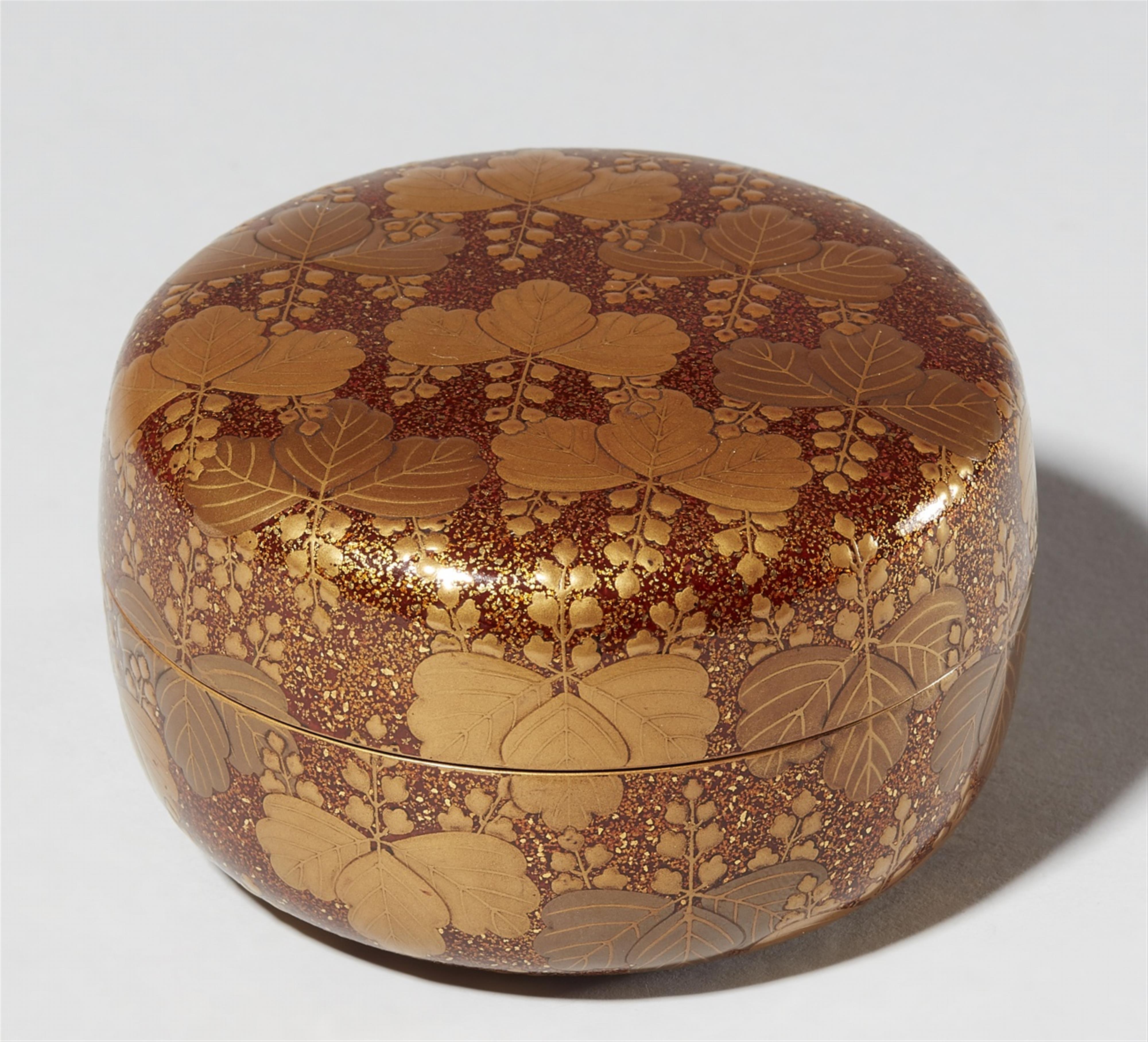 A small round lidded lacquer box. Meiji period - image-1