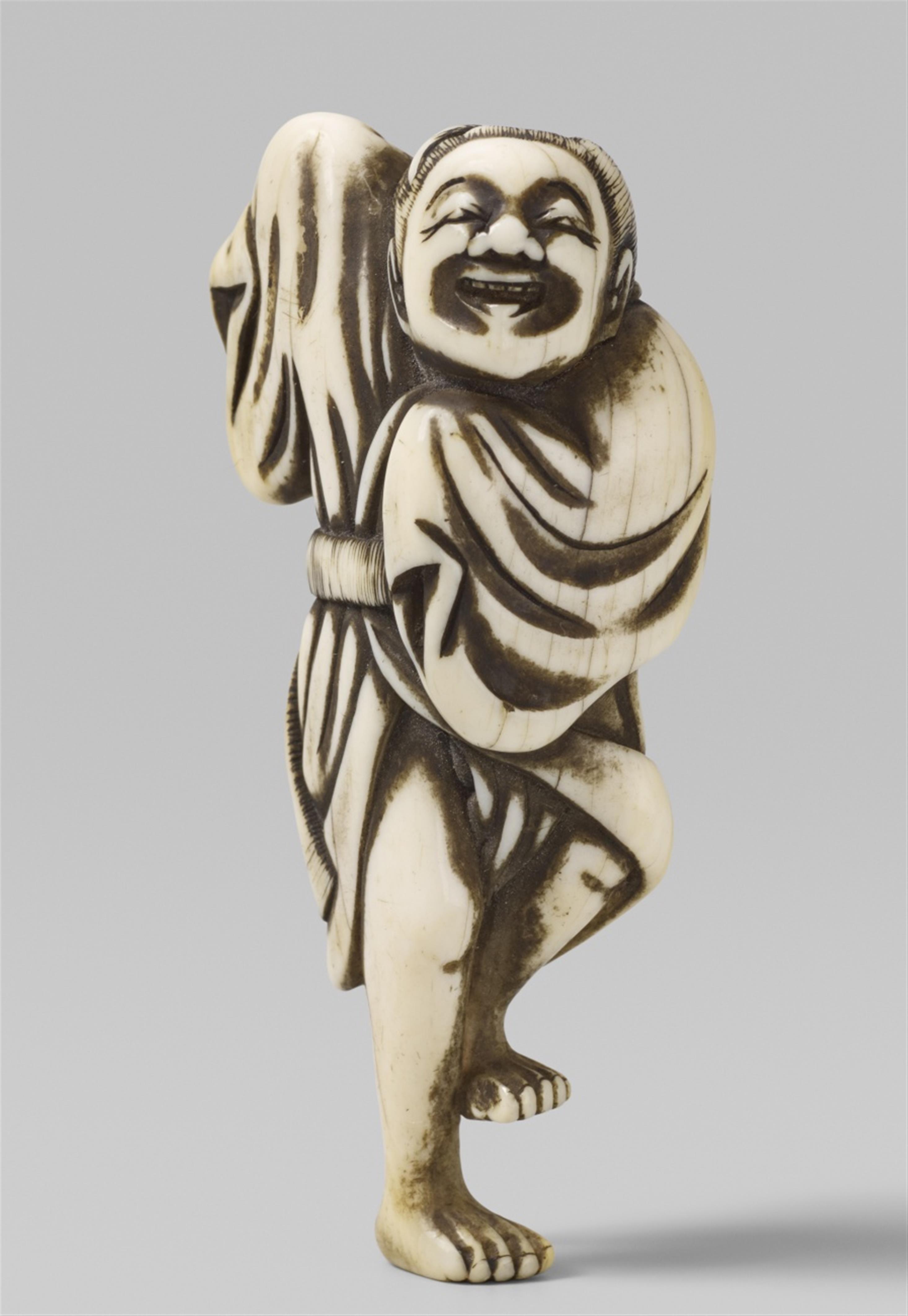 An ivory netsuke of a dancer. Early 19th century - image-1