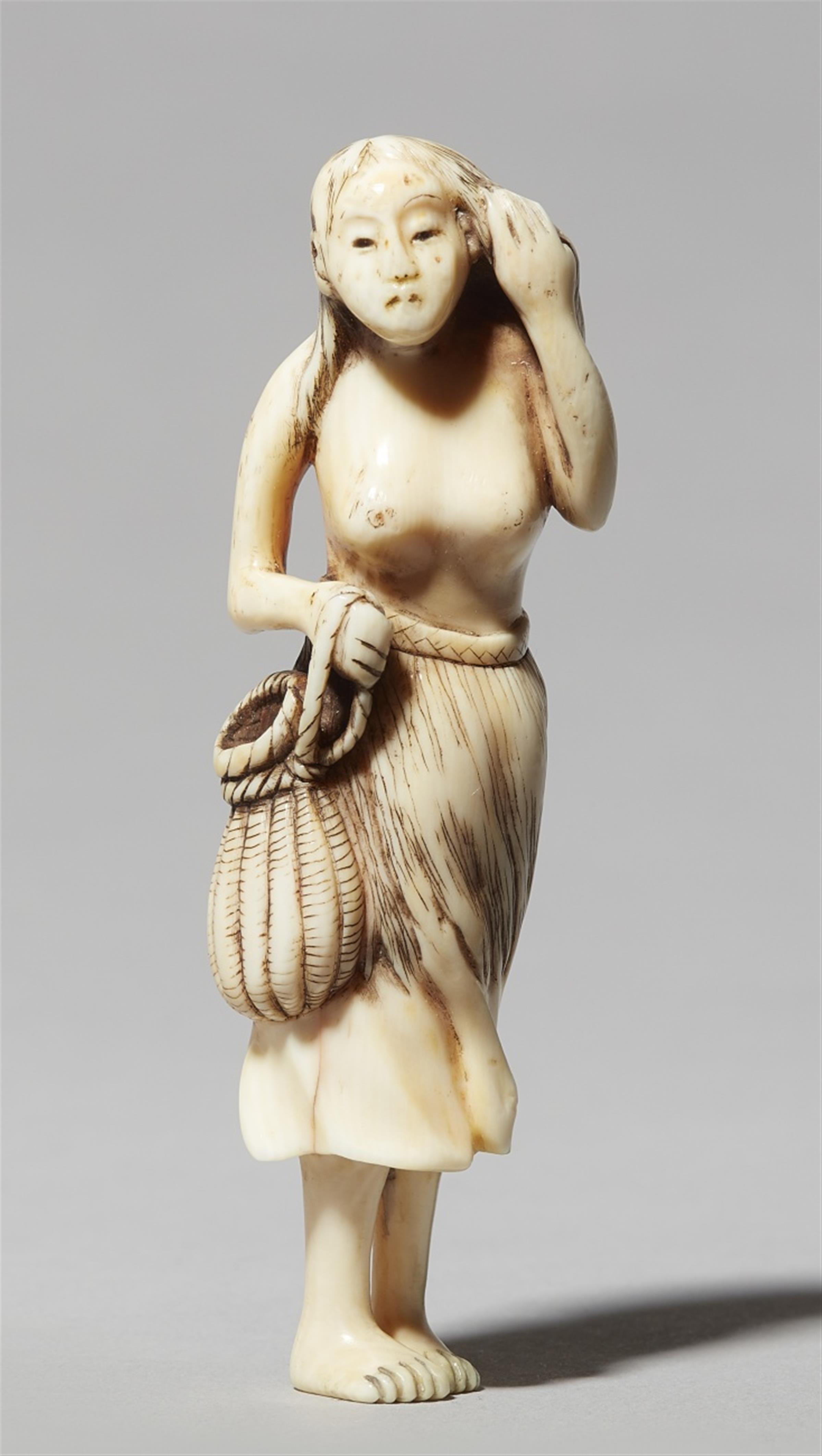 An ivory netsuke of a fishergirl. Early 19th century - image-1