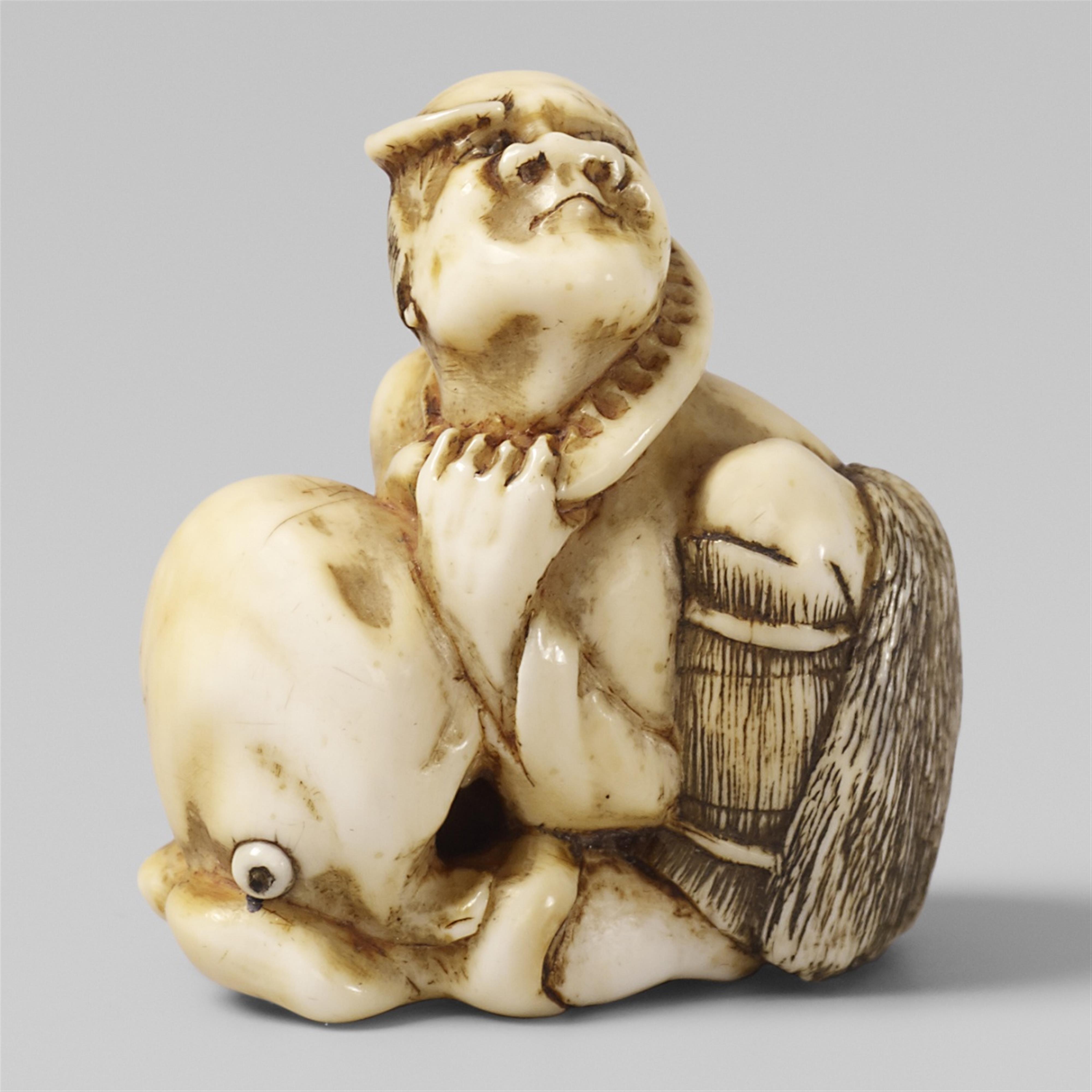 An ivory netsuke of a fisherman with an octopus. 19th century - image-1