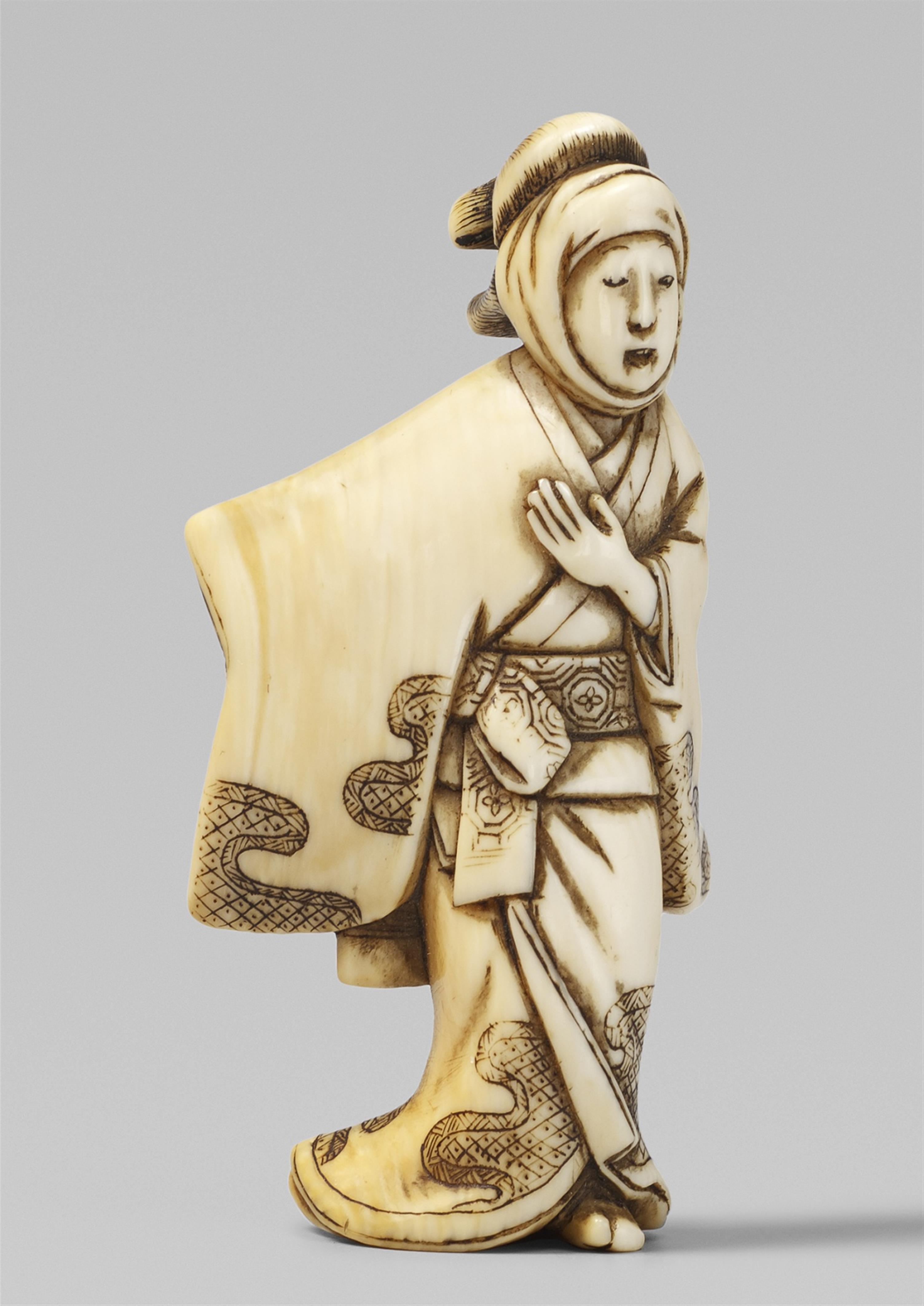 An ivory netsuke of a female dancer, by Ikkôsai. 19th century - image-1