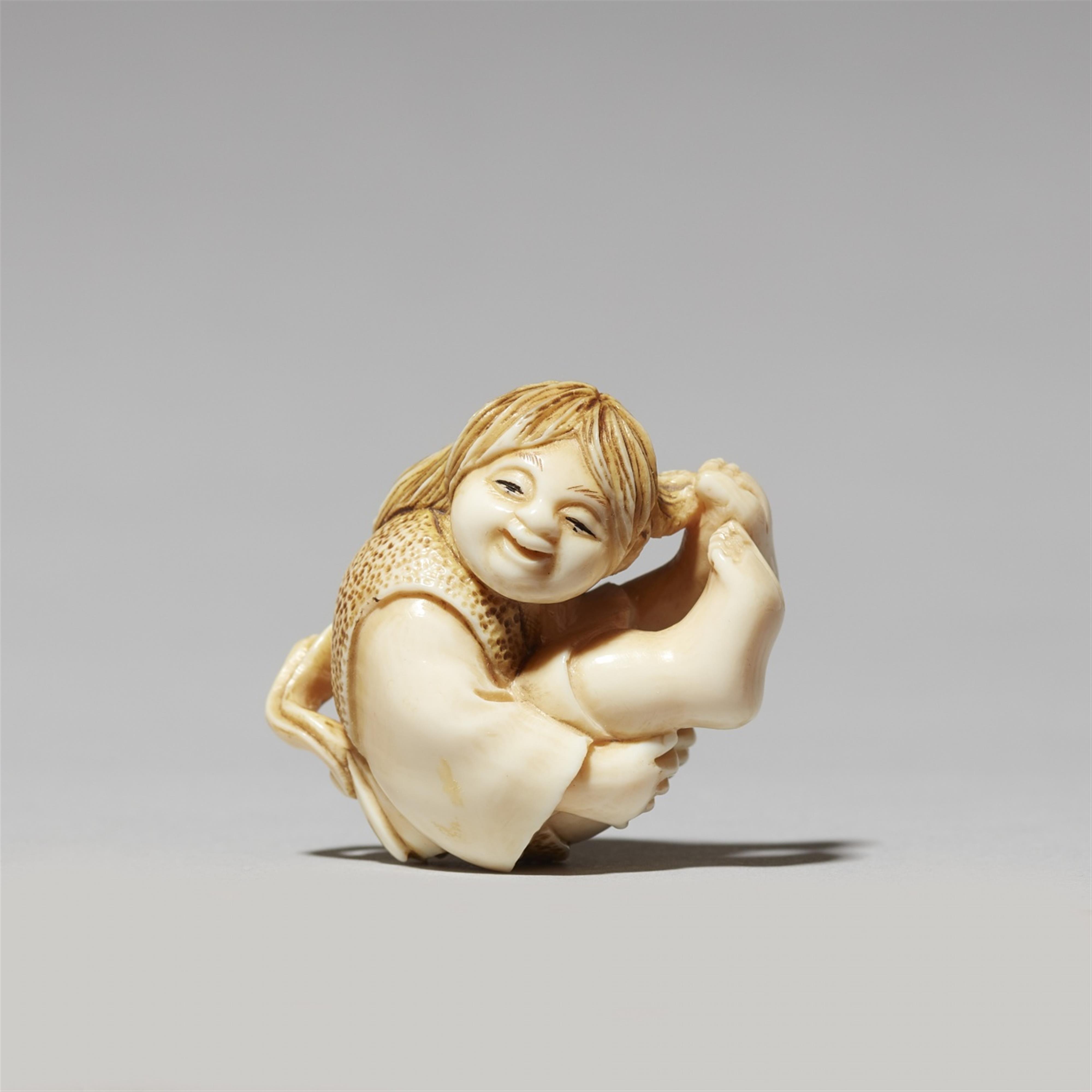 An ivory netsuke of a laughing boy. Early 20th century - image-1