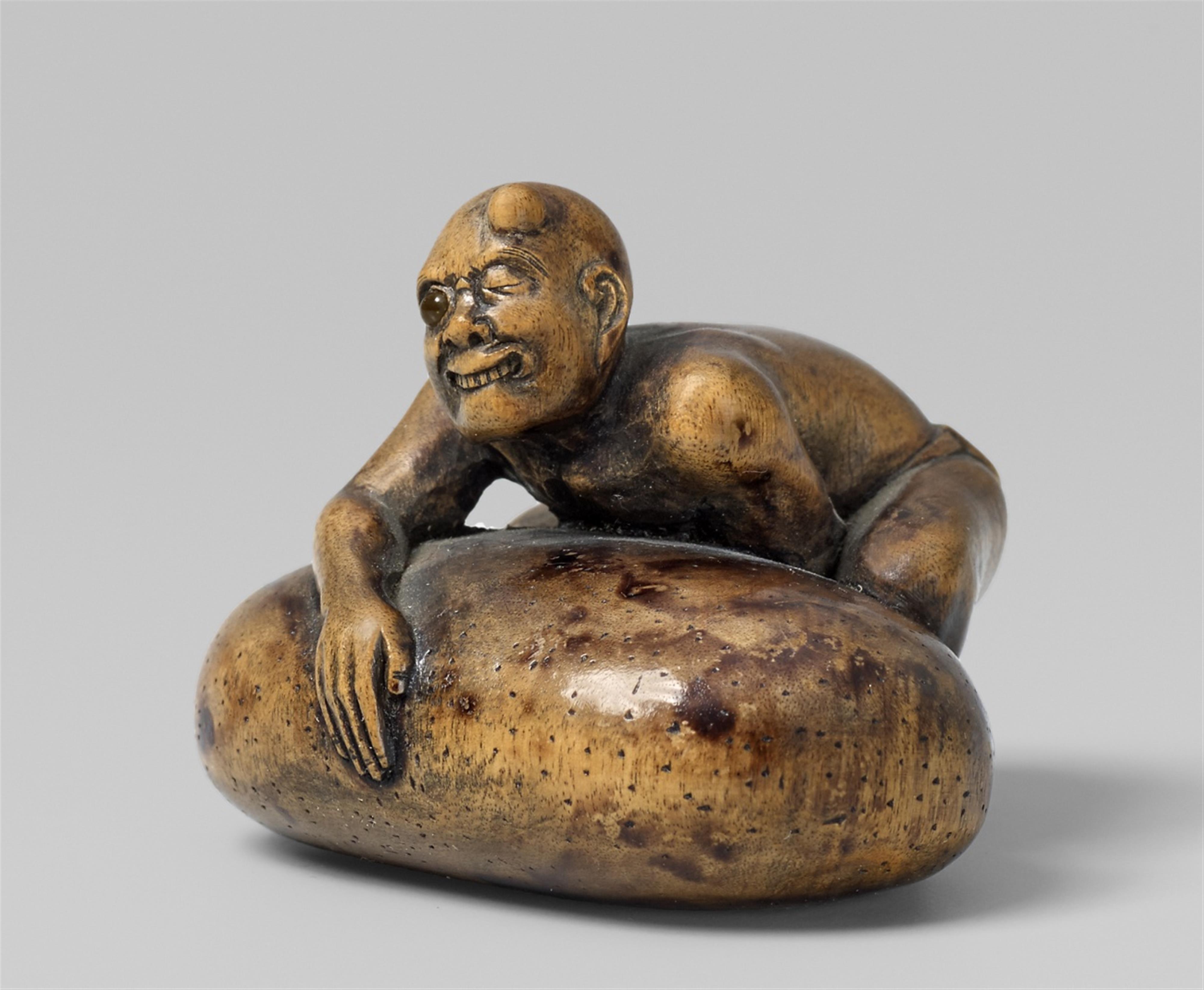 A light wood netsuke of a blind stone lifter. Late 19th century - image-1