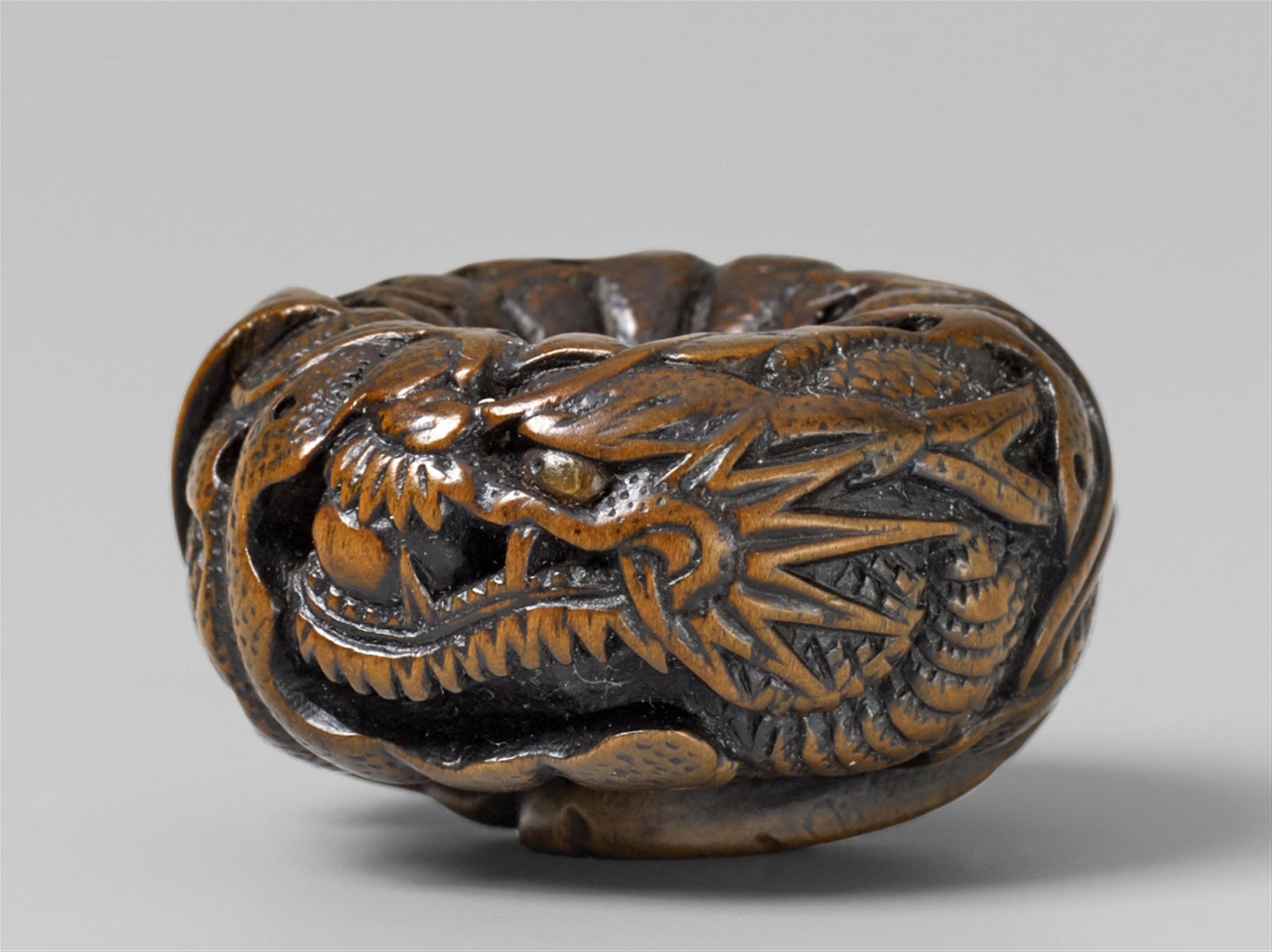 A fine boxwood netsuke of a dragon in a mikan. Boxwood. Mid-19th century - image-1