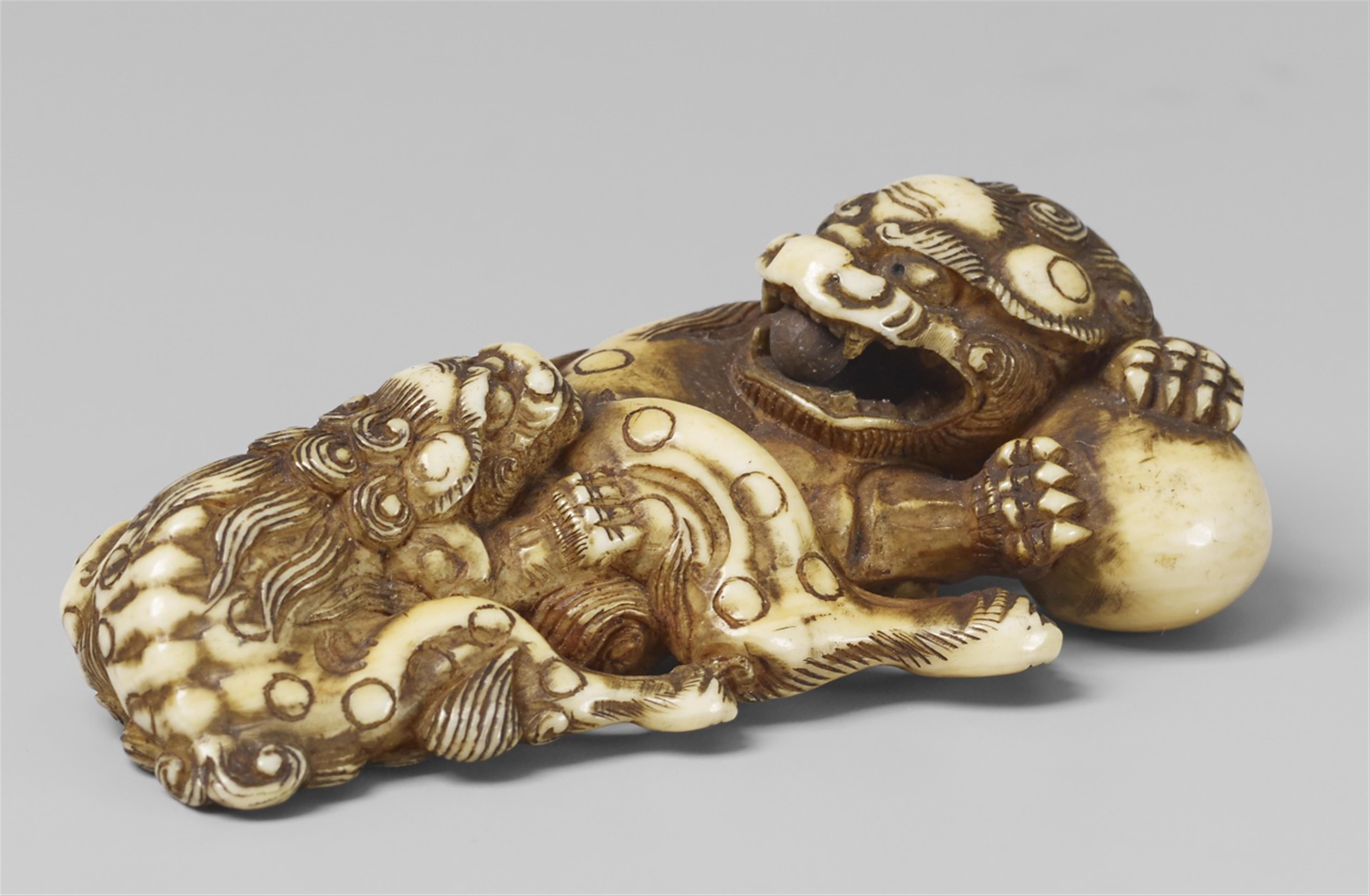 An ivory netsuke of two shishi. First half 19th century - image-1