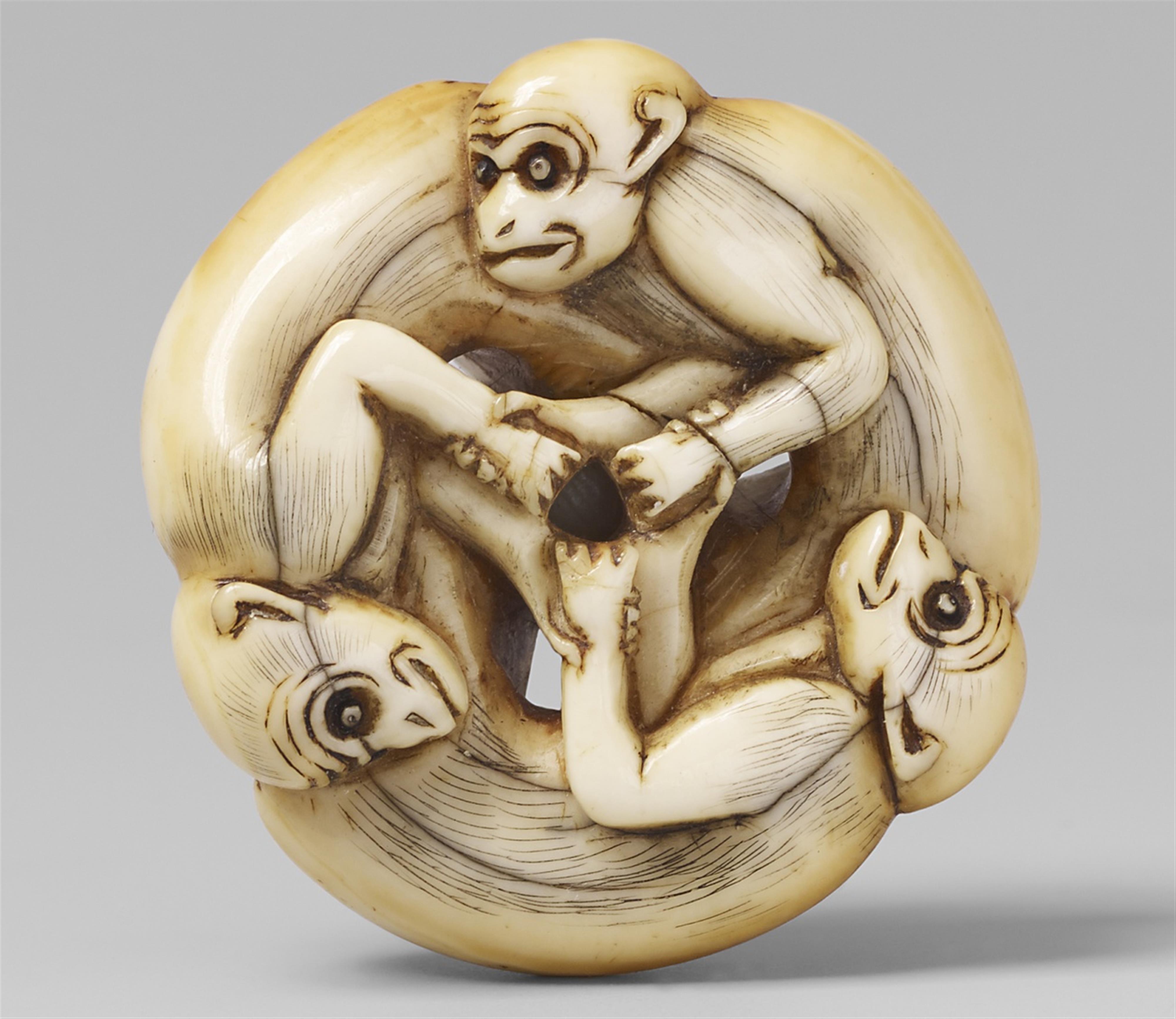 An ivory manjû of three monkeys. 18th century - image-1