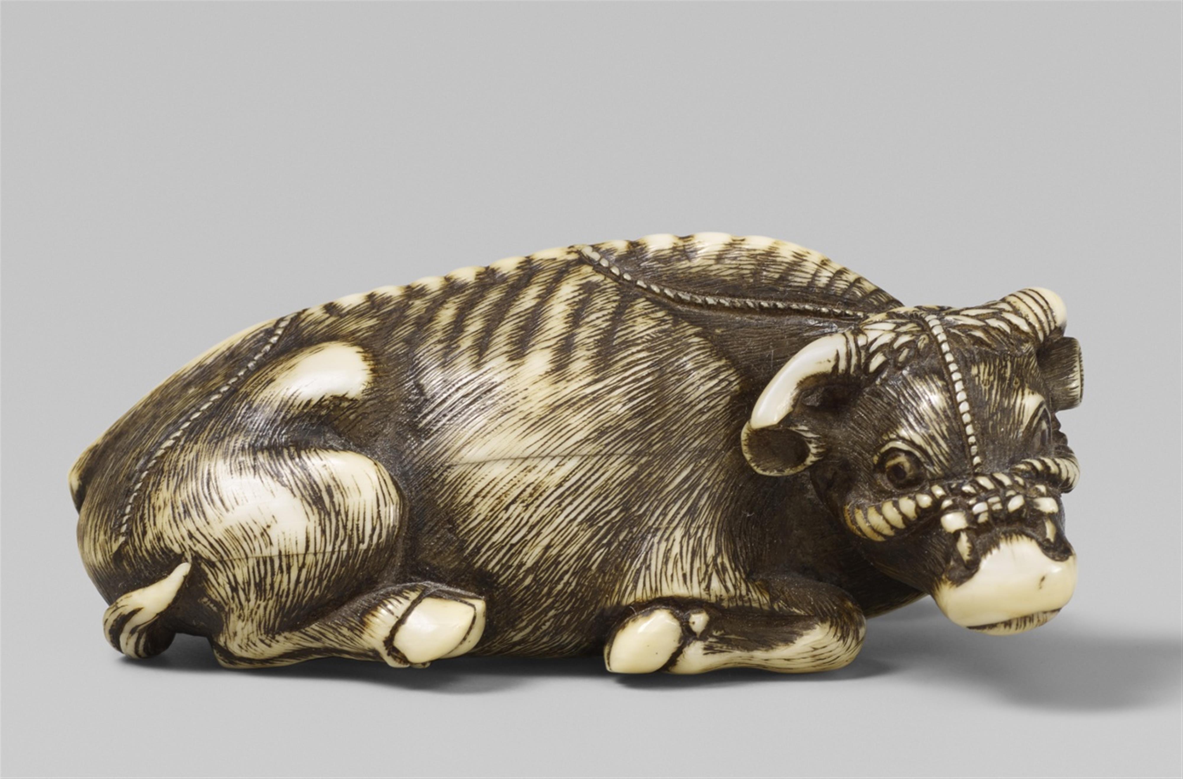 An ivory netsuke of an ox. First half 19th century - image-1