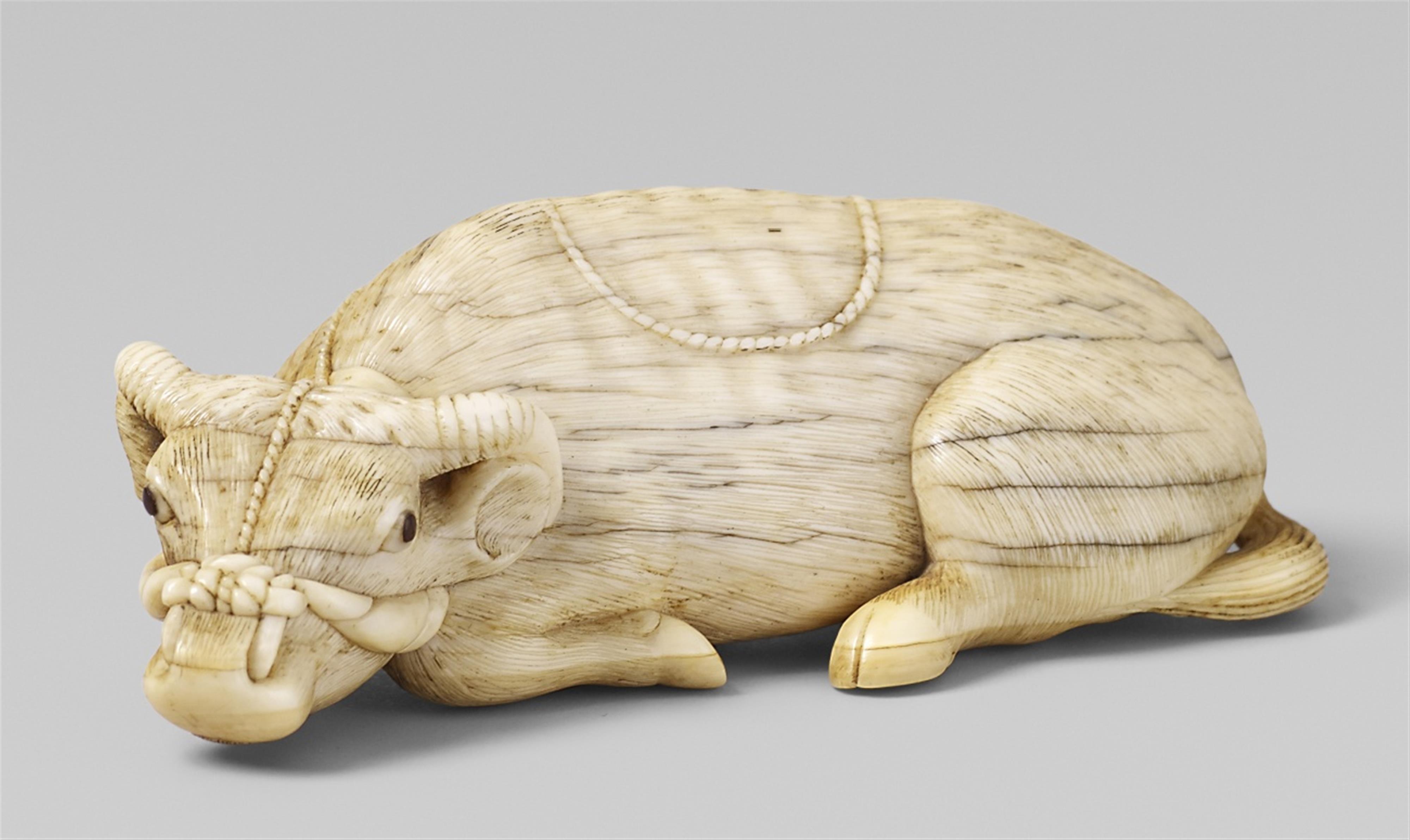 An ivory netsuke of an ox. 19th century - image-1