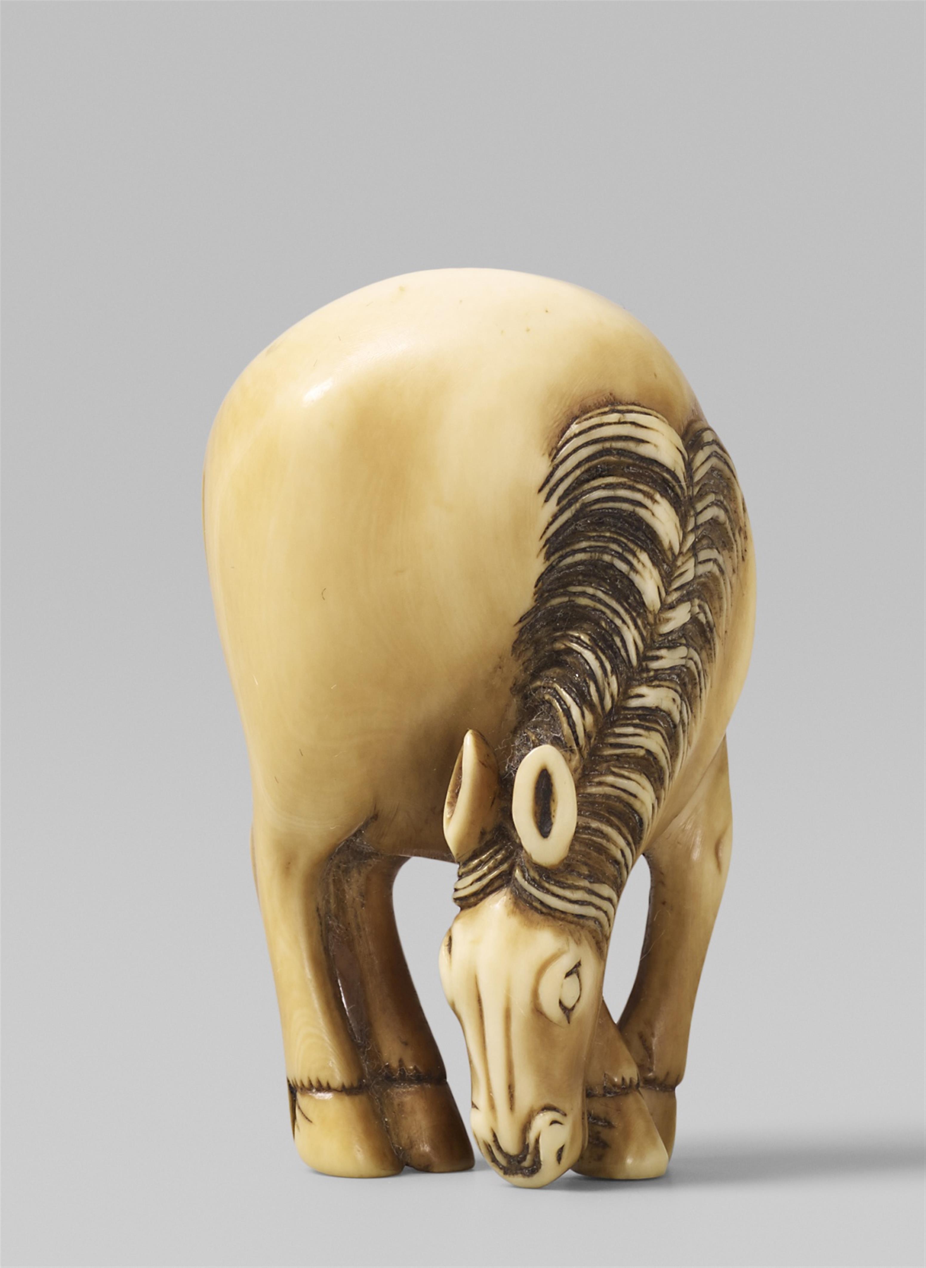 An ivory netsuke of a grazing horse. 19th century - image-1