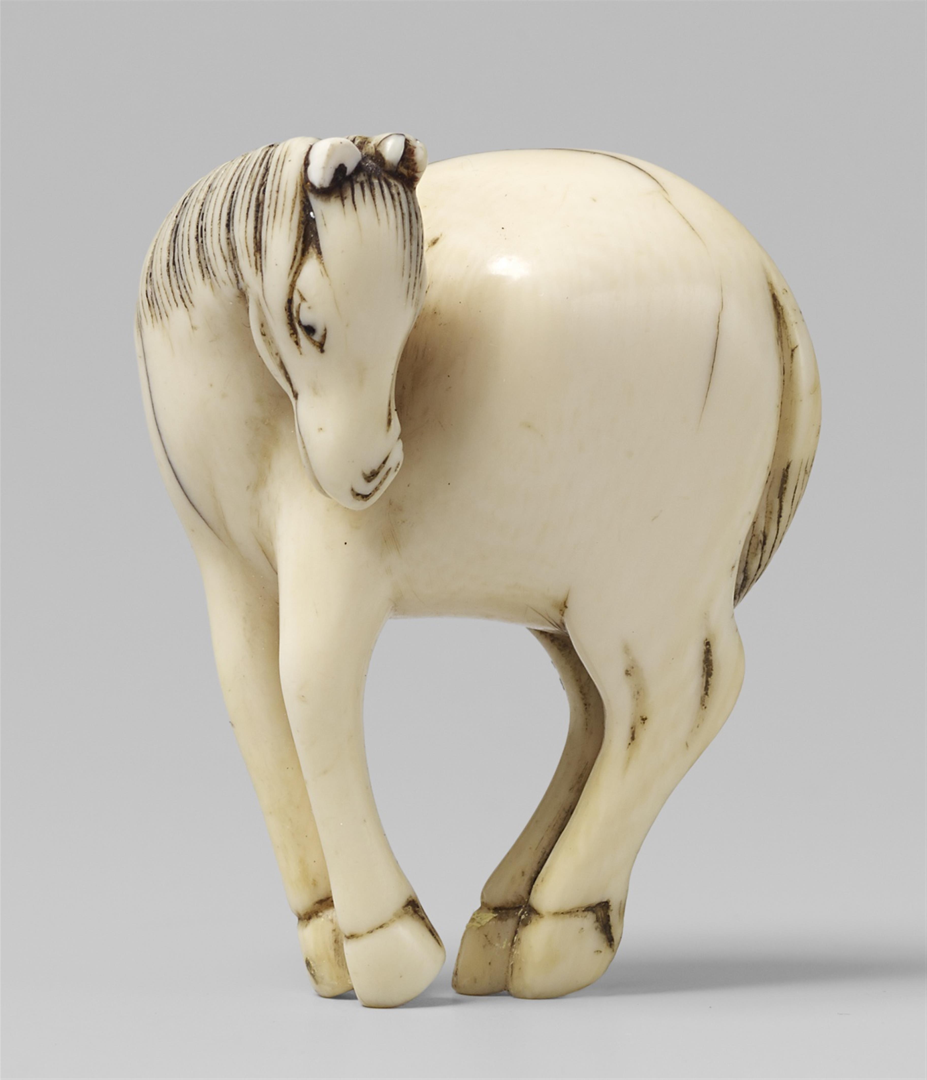 An ivory netsuke of a horse. Late 18th century - image-1