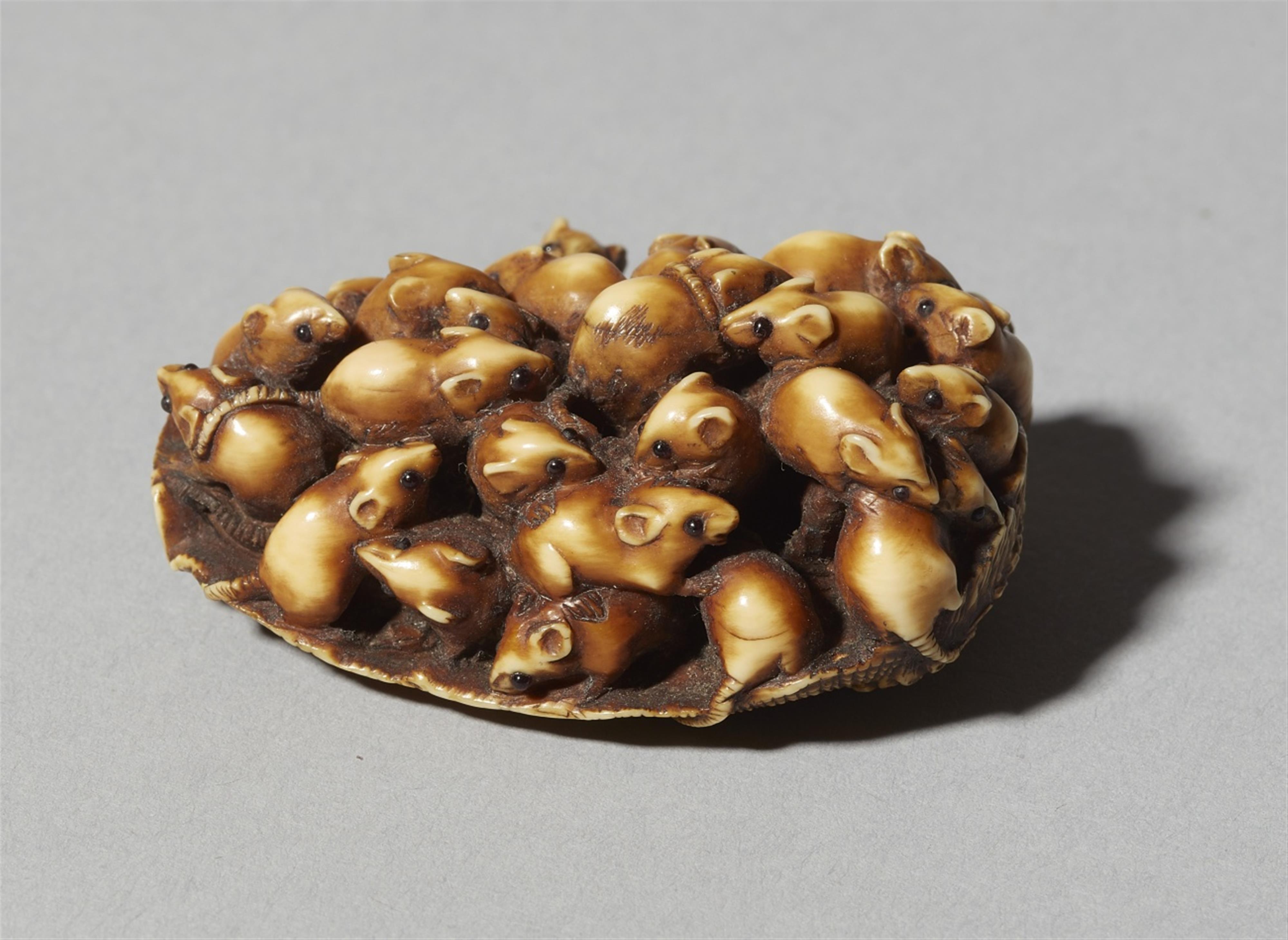 An ivory netsuke of a group of rats in an abalone shell. Late 19th century - image-2