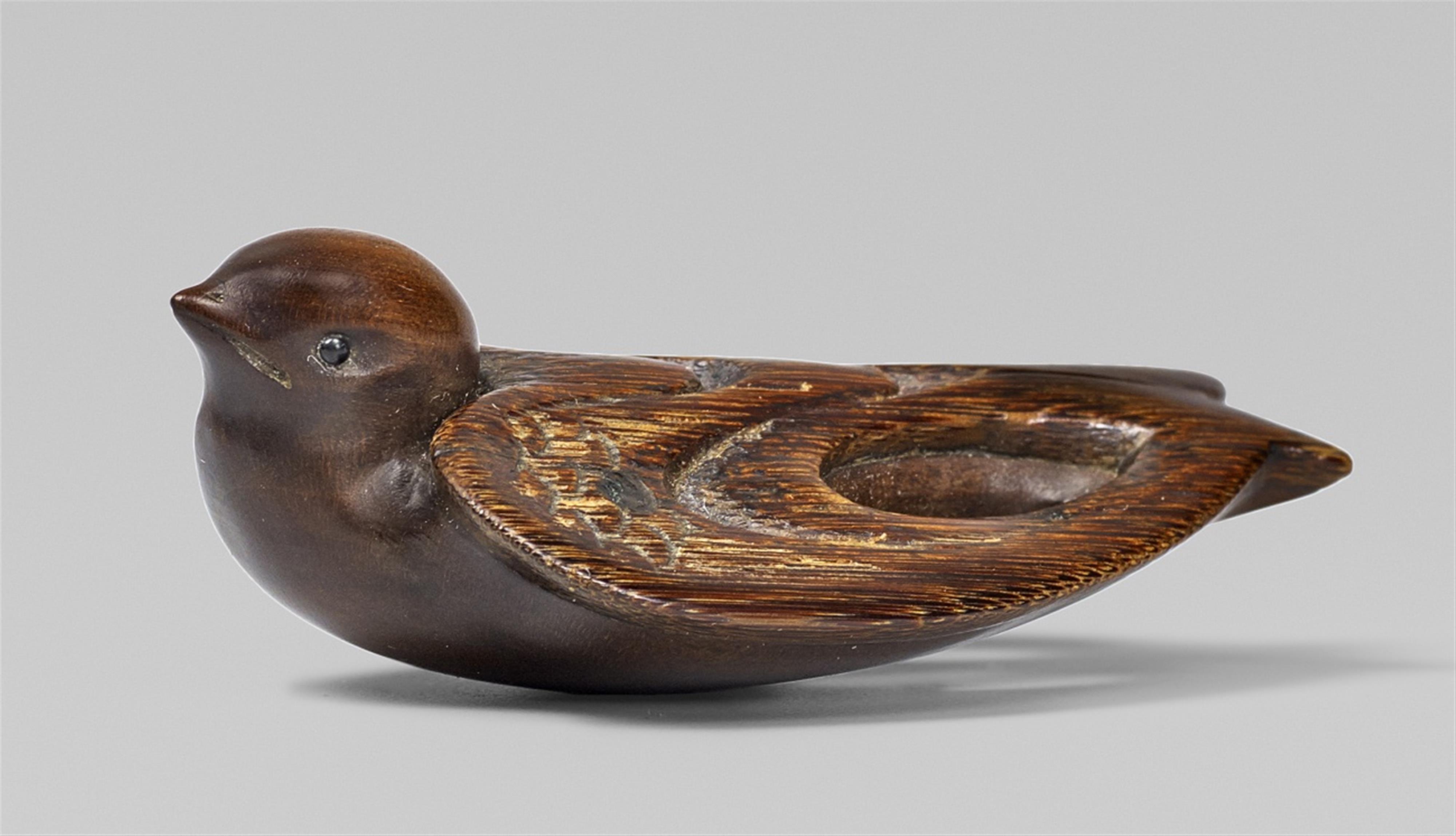 A wood and Bamboo netsuke of a flying swallow. Late 19th century - image-1