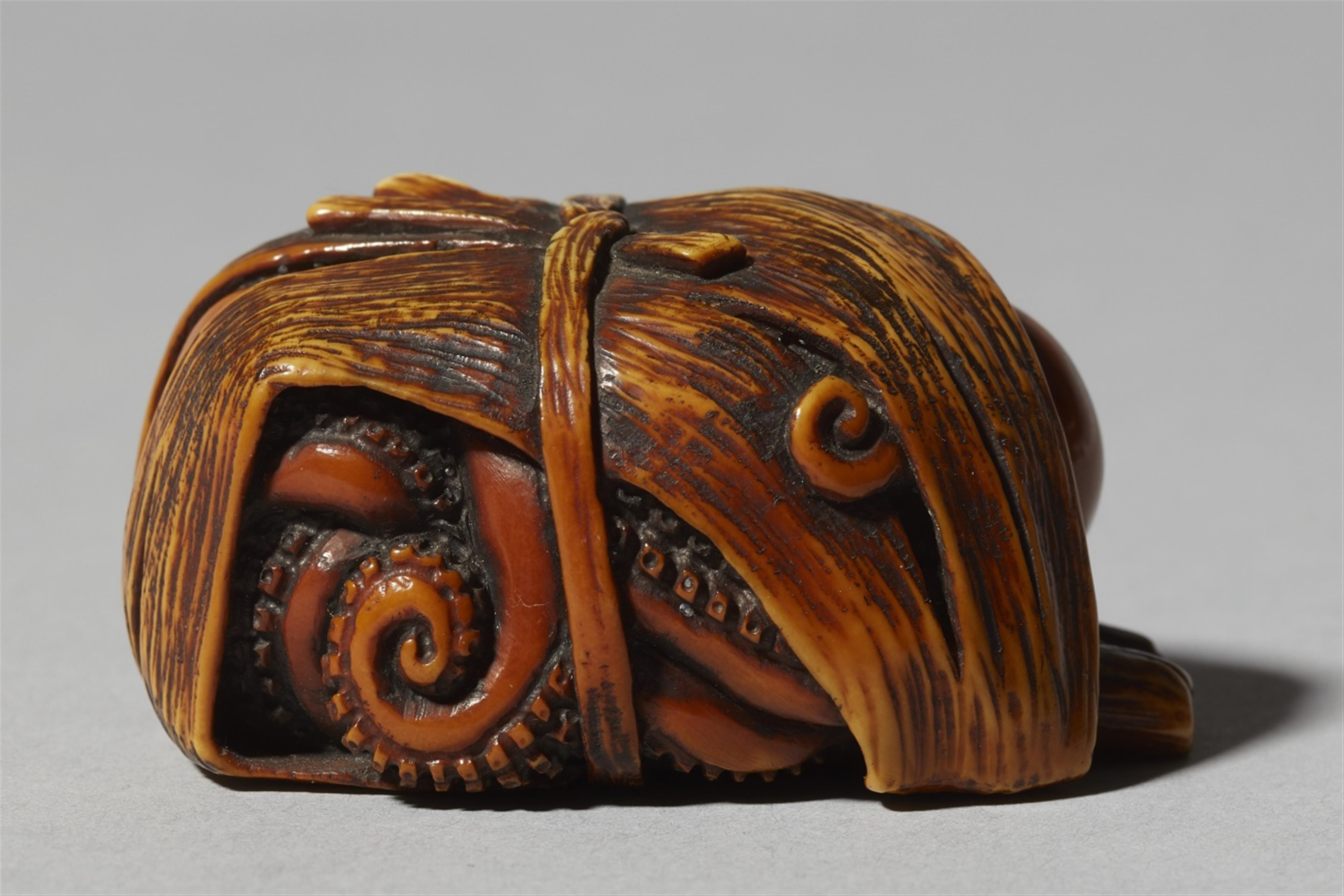 A stained ivory netsuke of an octopus. Around 1900 - image-2