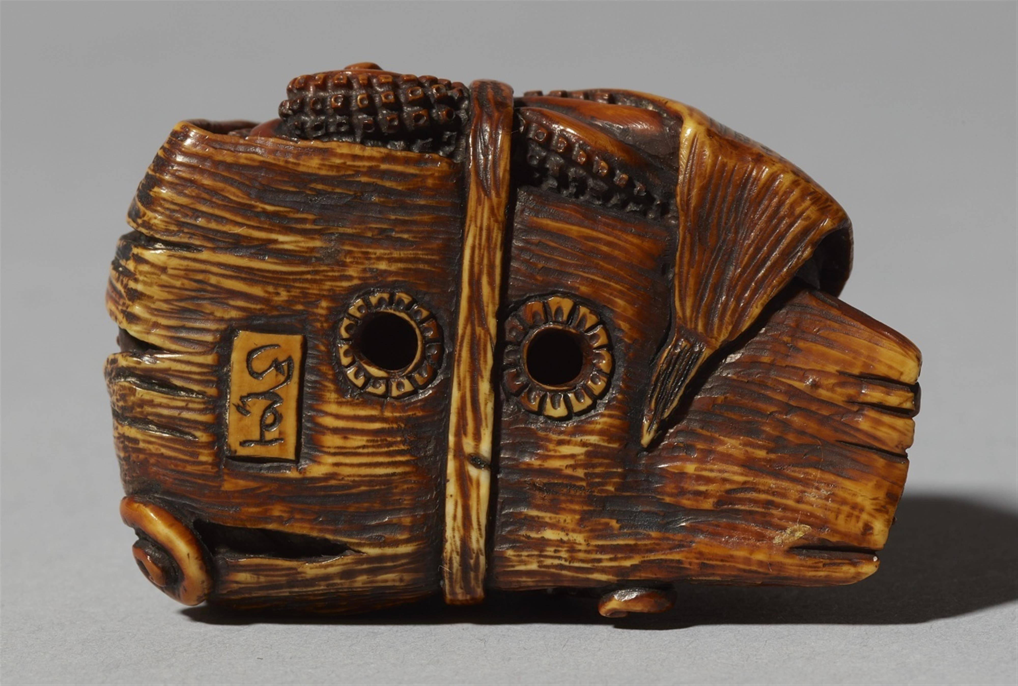 A stained ivory netsuke of an octopus. Around 1900 - image-3