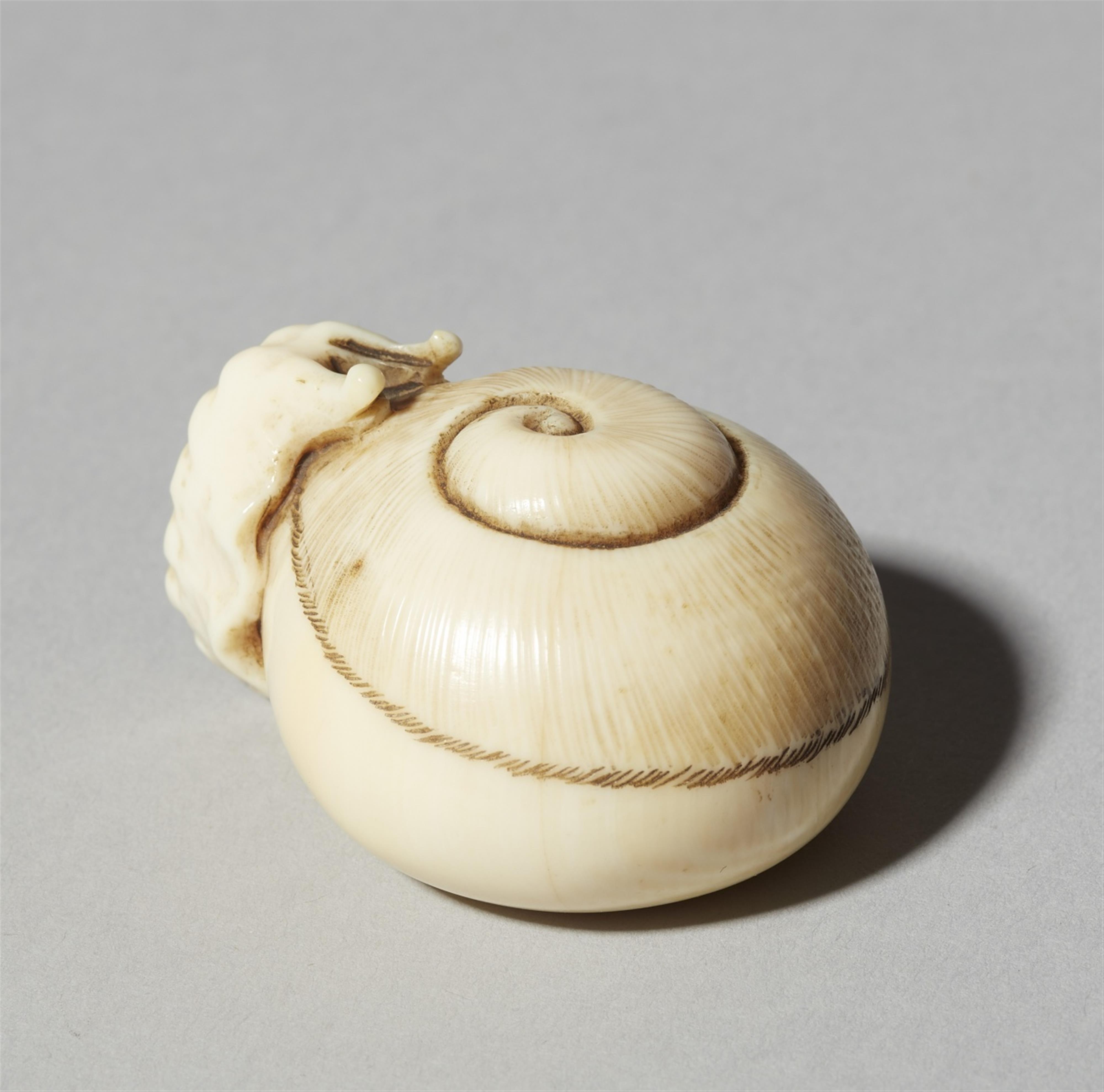 An ivory netsuke of a snail. Early 20th century - image-2