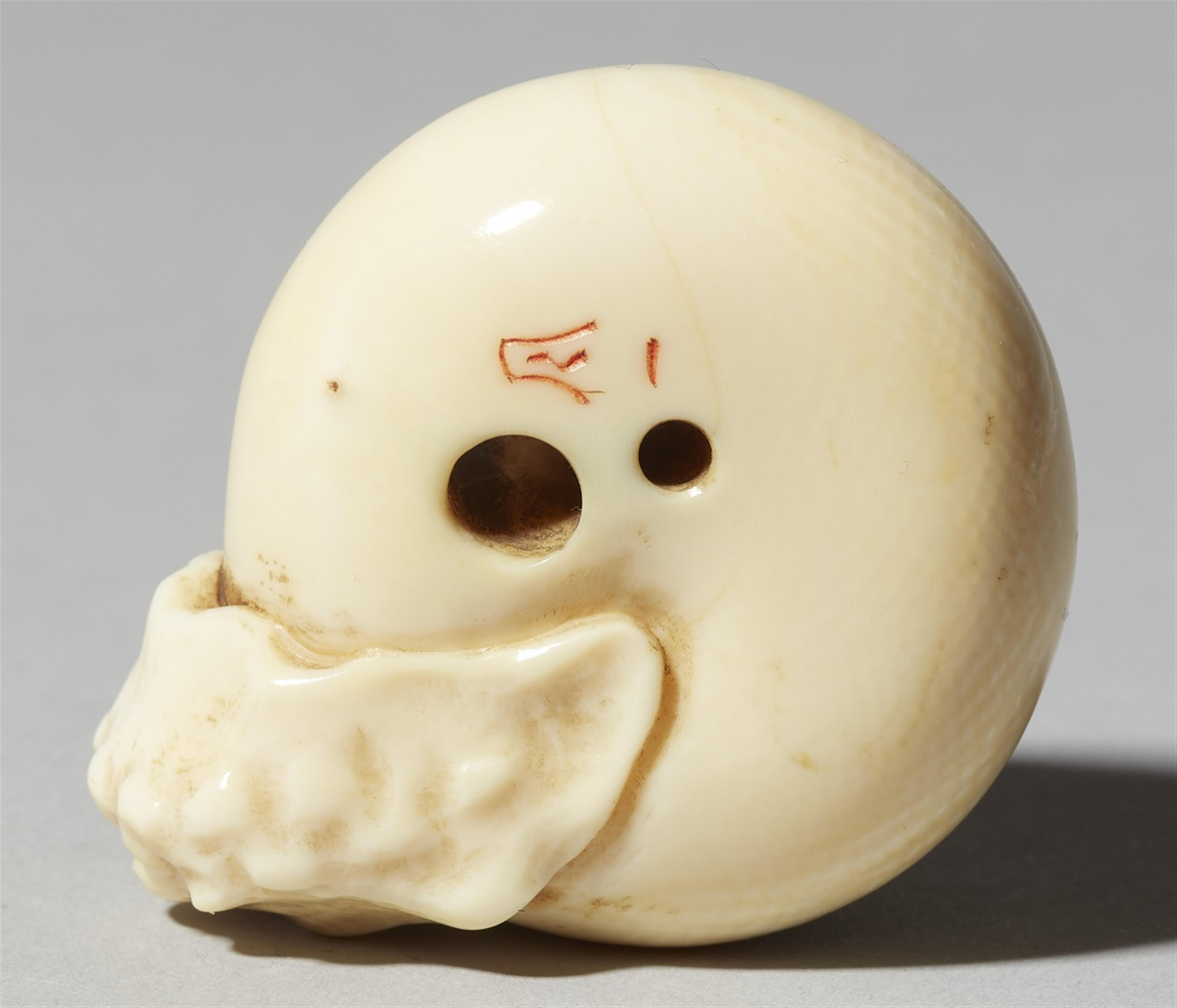 An ivory netsuke of a snail. Early 20th century - image-3