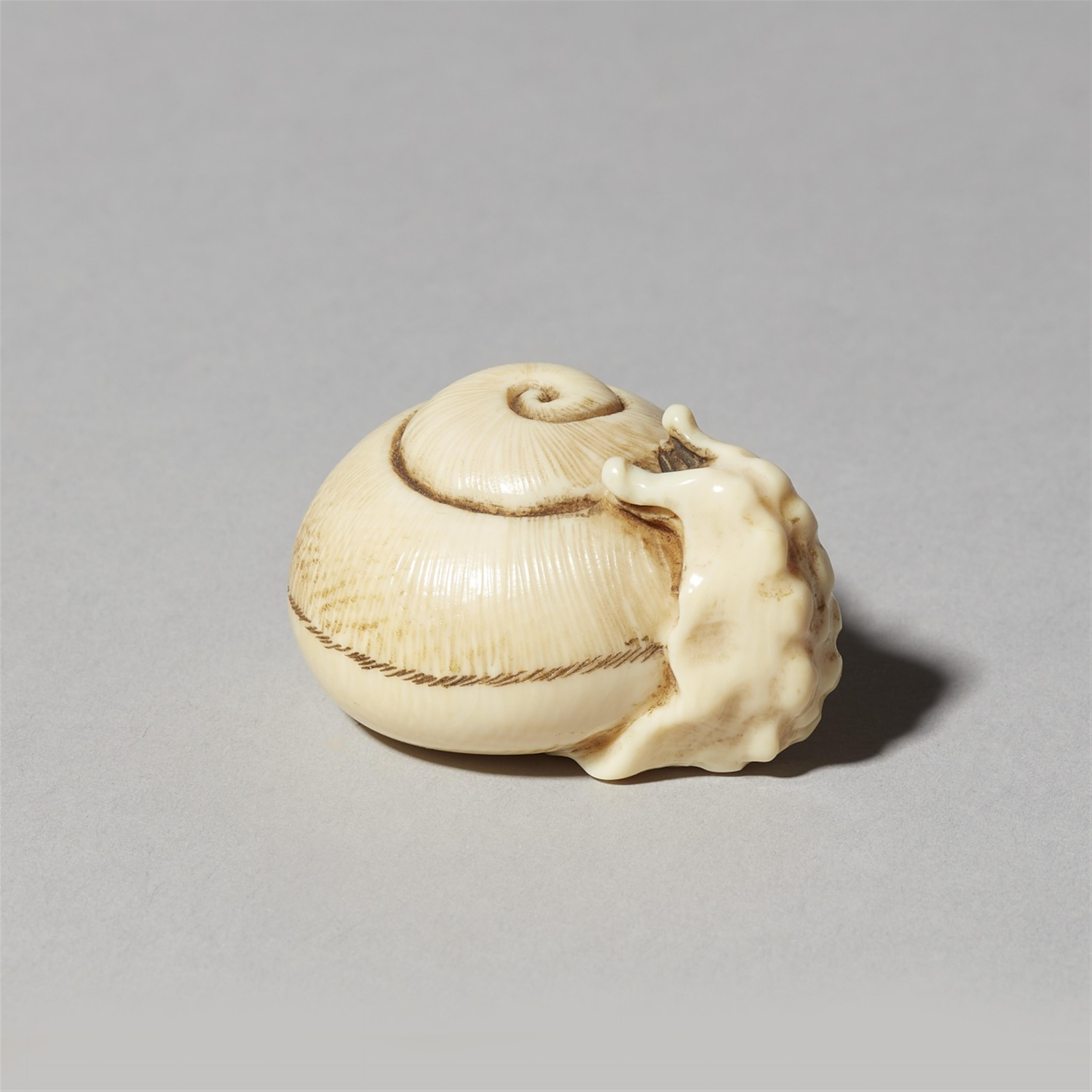 An ivory netsuke of a snail. Early 20th century - image-1