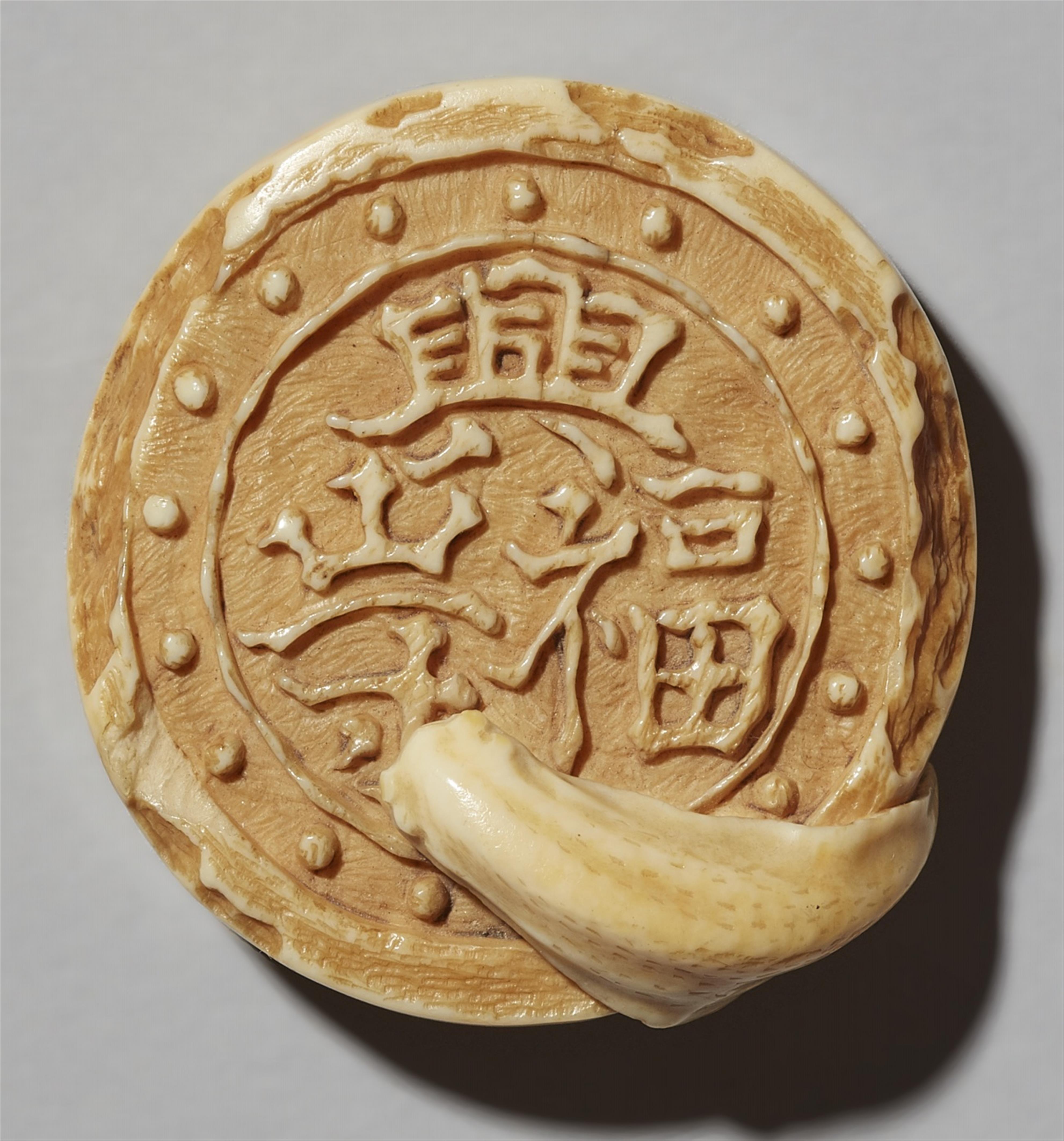 An Osaka ivory netsuke of a slug on an old roof tile. Late 19th century - image-1