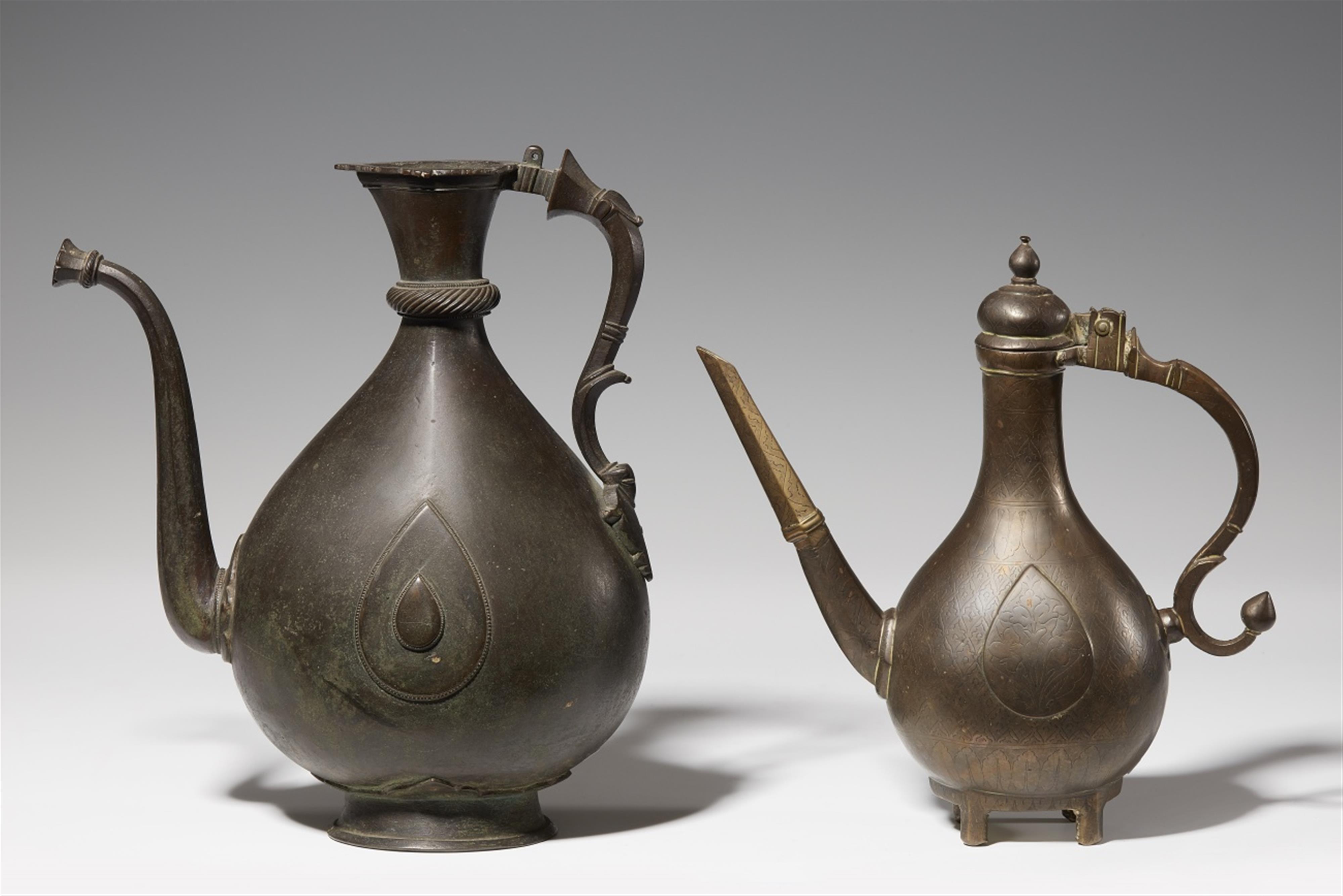 Two Indian-Mughal pear-shaped bronze ewers (aftaba). 18th/19th century - image-1