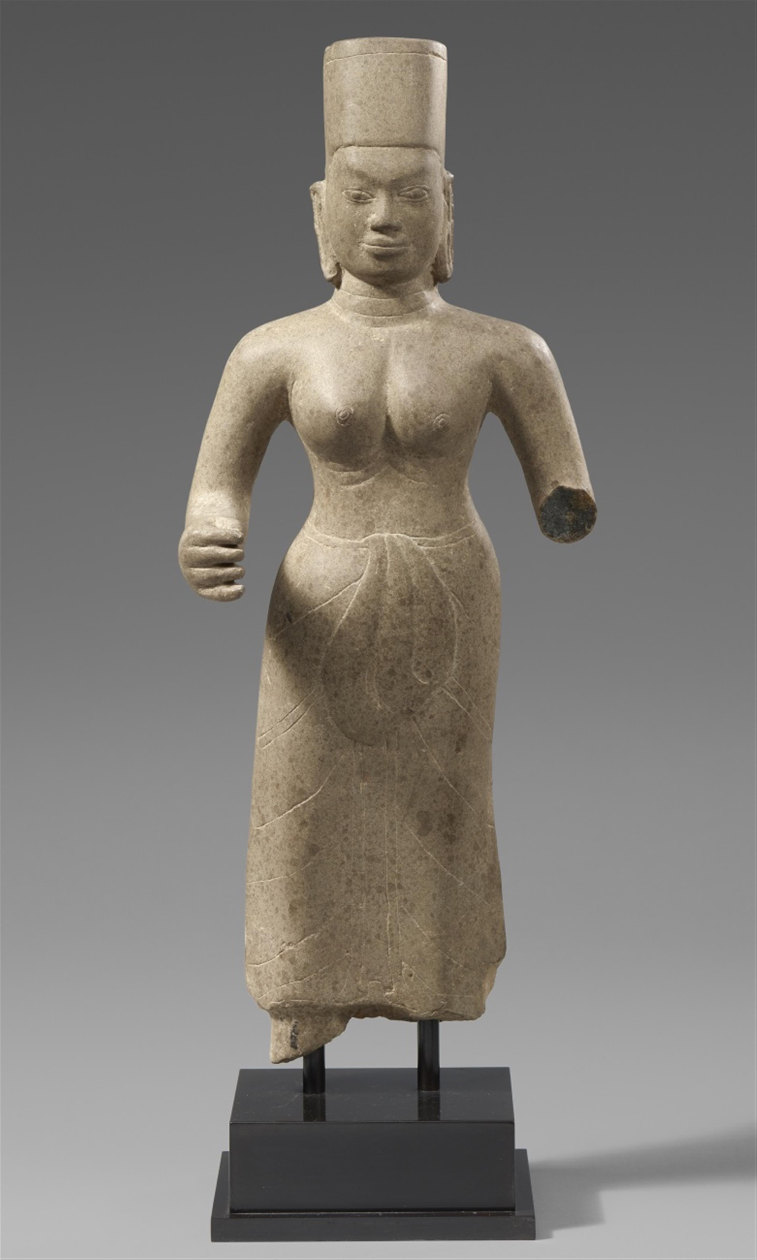 Figur einer devi. Sandstein. Kambodscha/Mekong-Delta. Pre-Angkor-Stil. 7. Jh. - image-1