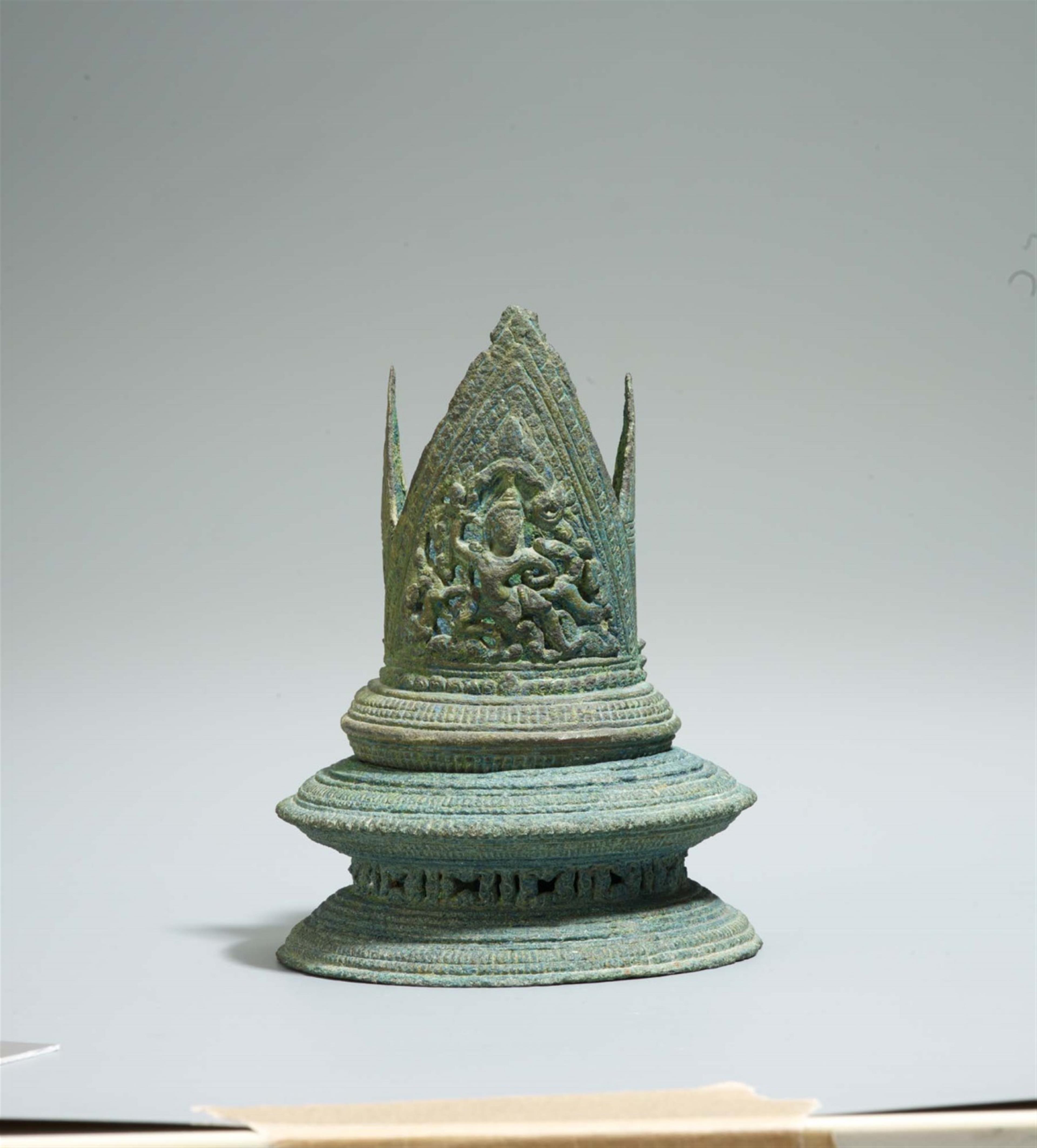 Beschlag für das Endstück einer Achse. Bronze. Kambodscha. Khmer-Reich. Wohl 12. Jh. - image-1