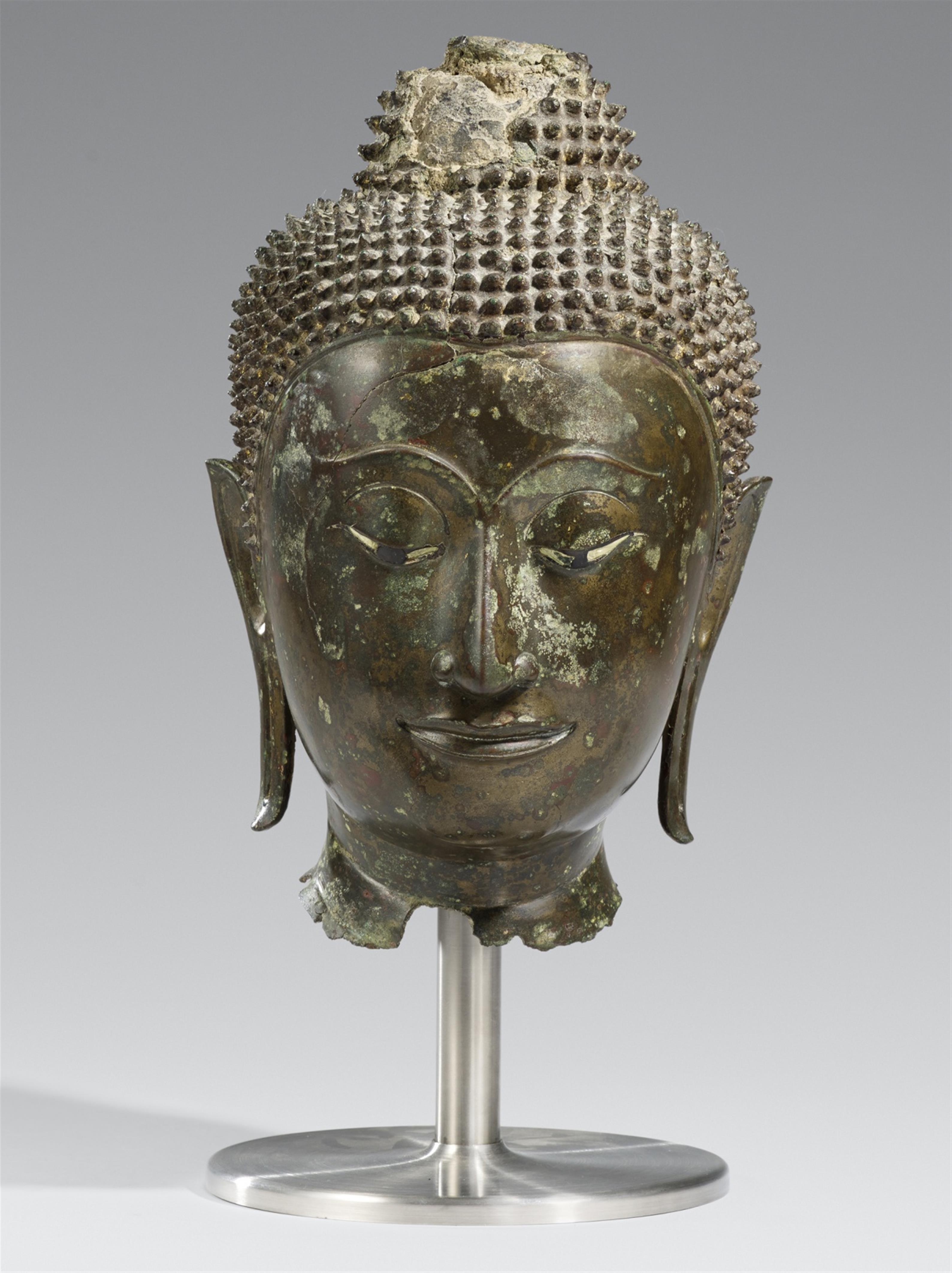 A Sukhothai bronze head of Buddha. 15th century - image-2