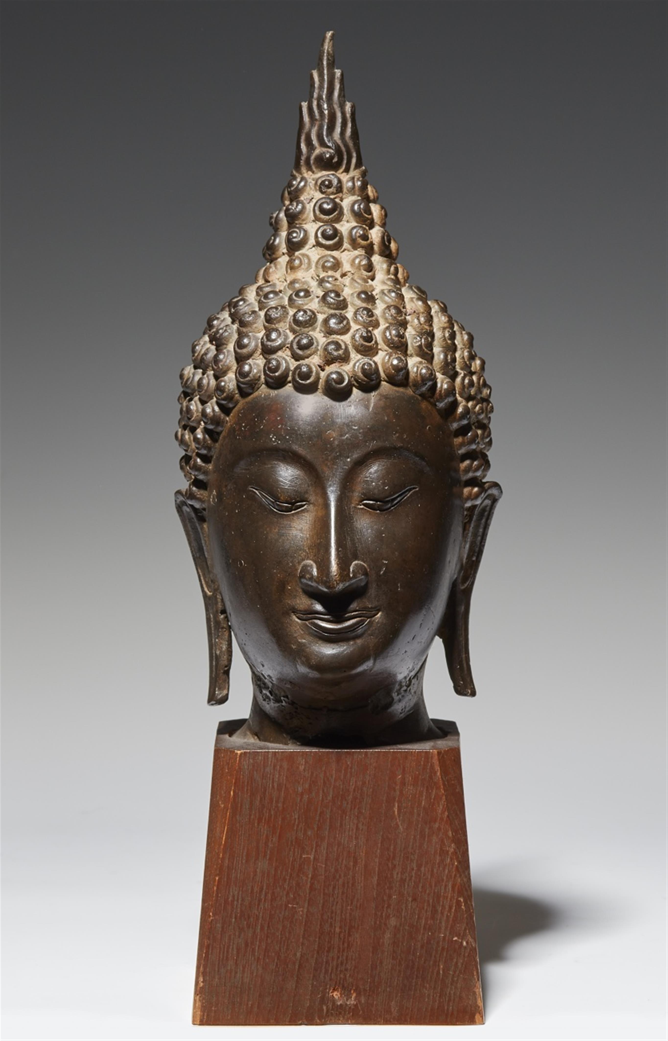 Kopf eines Buddha. Bronze. Thailand. Im Sukhothai-Stil. 15. Jh. oder später - image-1